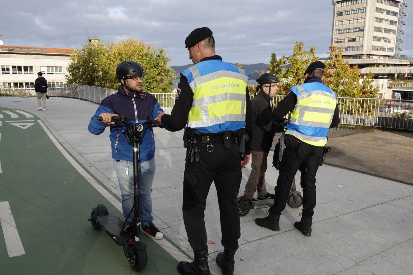 Los policías locales informaron a los usuarios de la normativa exigida para el uso del patinete. La mayoría desconocía que debía llevar puesto una prenda de vestir reflectante siempre que se viaje en este tipo de vehículos al margen de la hora del día. Los usuarios agradecieron la información de los agentes.