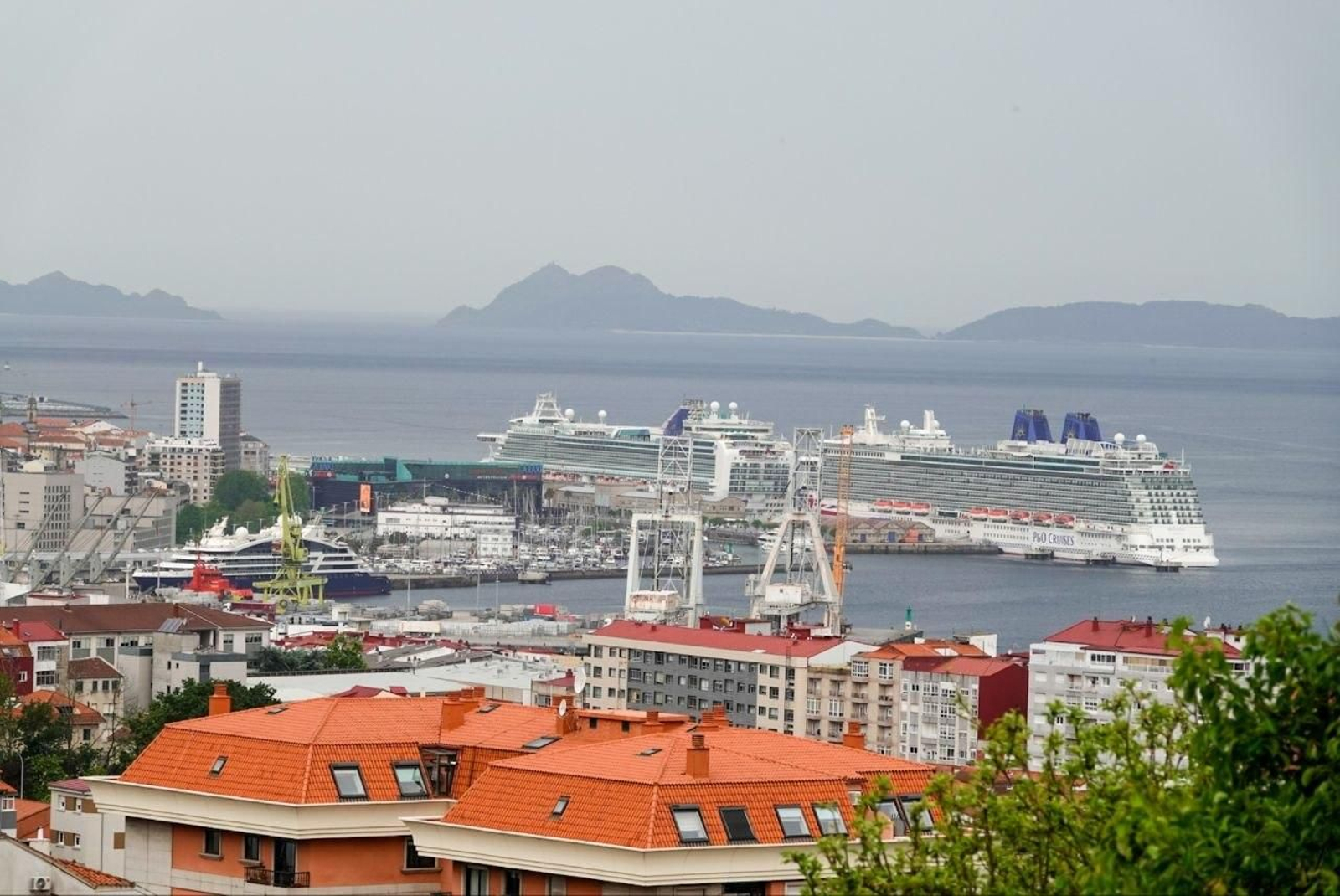 Dos de los cruceros que han llegado este martes a Vigo atracados en el muelle de Transatlánticos con las Cíes de fondo.