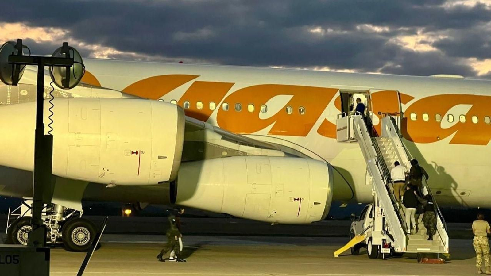 Vista de un avión de la compañía Conviasa en la base militar de La Palmerola, en Honduras