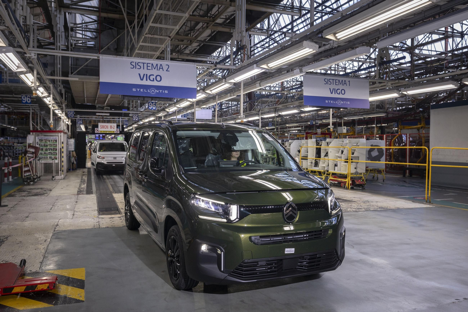 Línea de producción de las furgonetas en la fábrica de Stellantis Vigo.