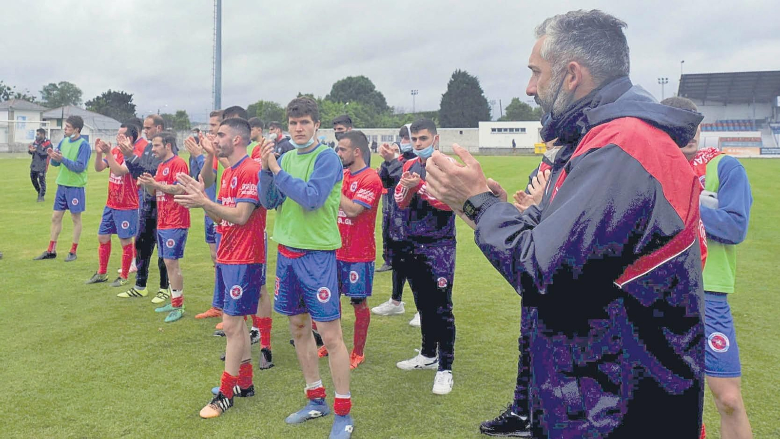 Jugadores y cuerpo técnico de la UD Ourense aplauden a sus aficionados desplazados al campo de O Poboado (DANIEL ALEIXANDRE)