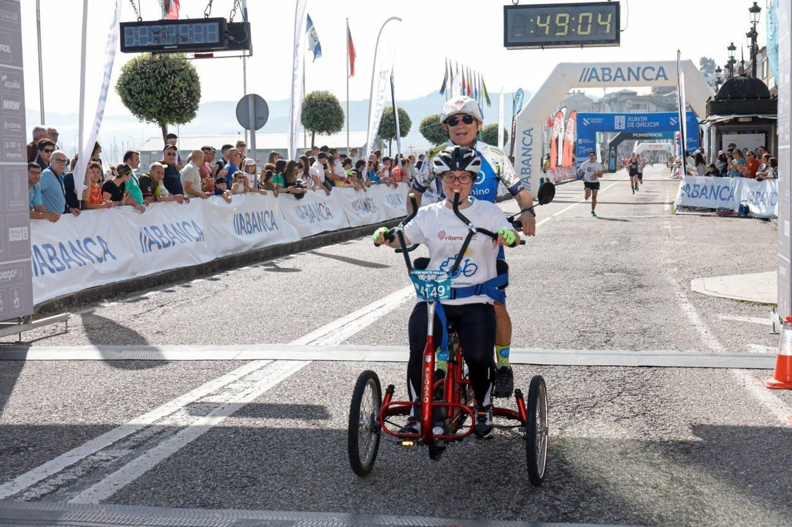 Llegada a la meta de los participantes en la Vig-Bay 2024.