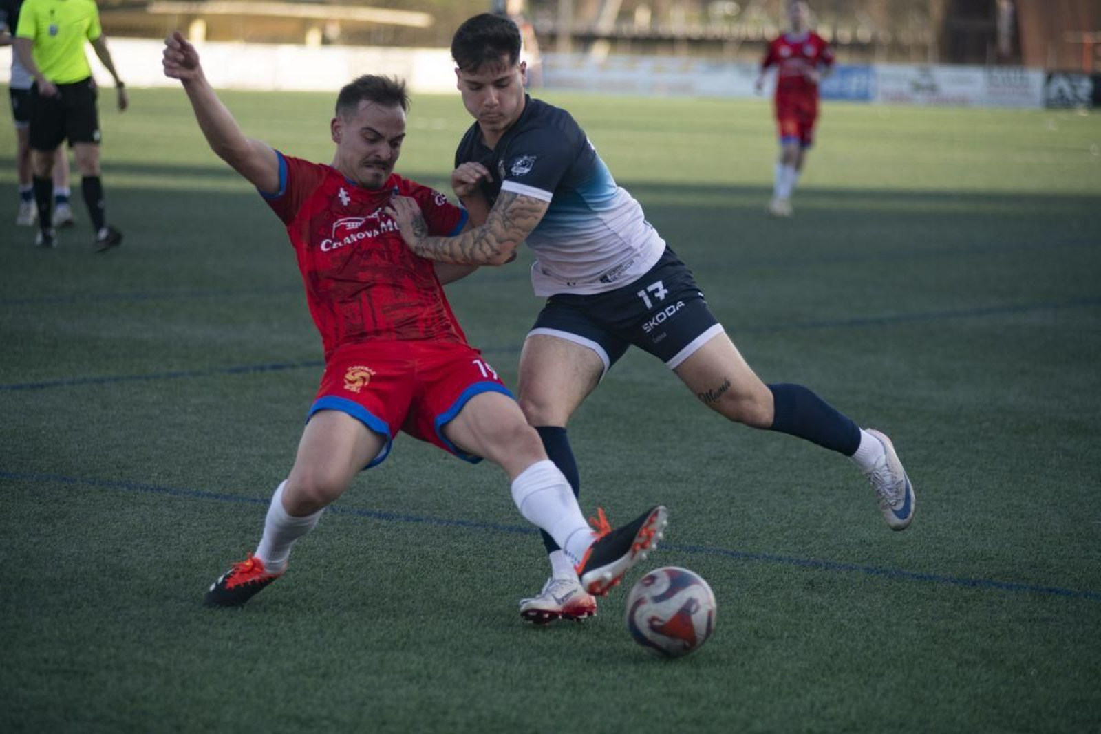 El pontino Marcova pugna por un balón con Mauro.