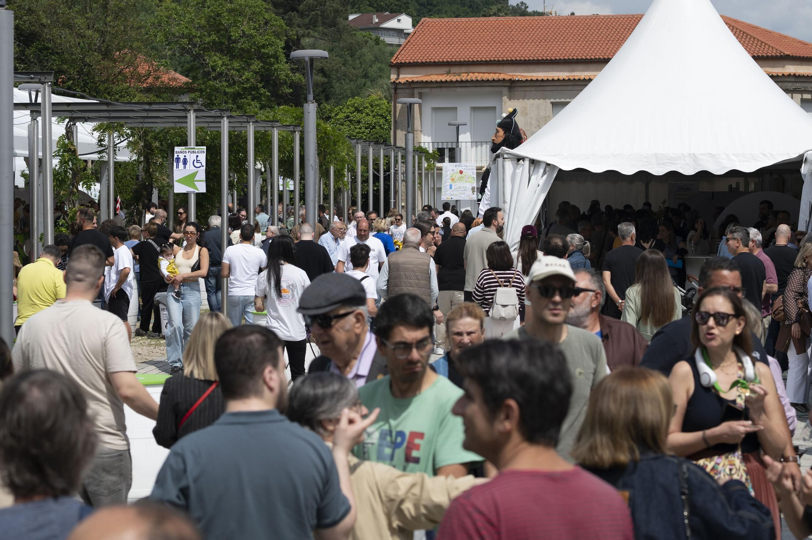 Ambiente festivo, brindis y degustaciones en el recinto de la Alameda de Ribadavia durante la celebración de la 63ª Feira do Viño do Ribeiro
