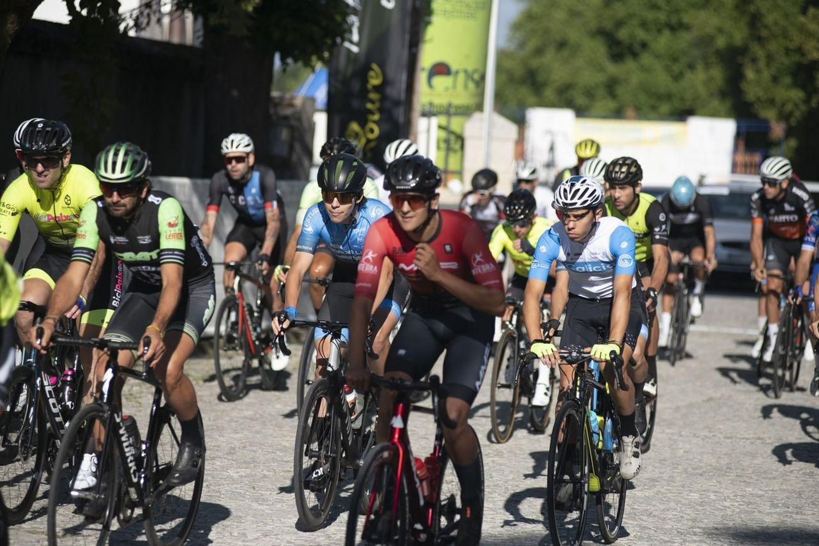 Los ciclistas tomaron la salida en el Albergue Estaciones Vivas de Baños de Molgas (Foto: Xesús Fariñas).