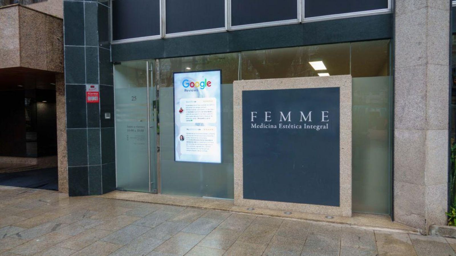 Fachada principal de Femme, en la Praza de Compostela, en Vigo.