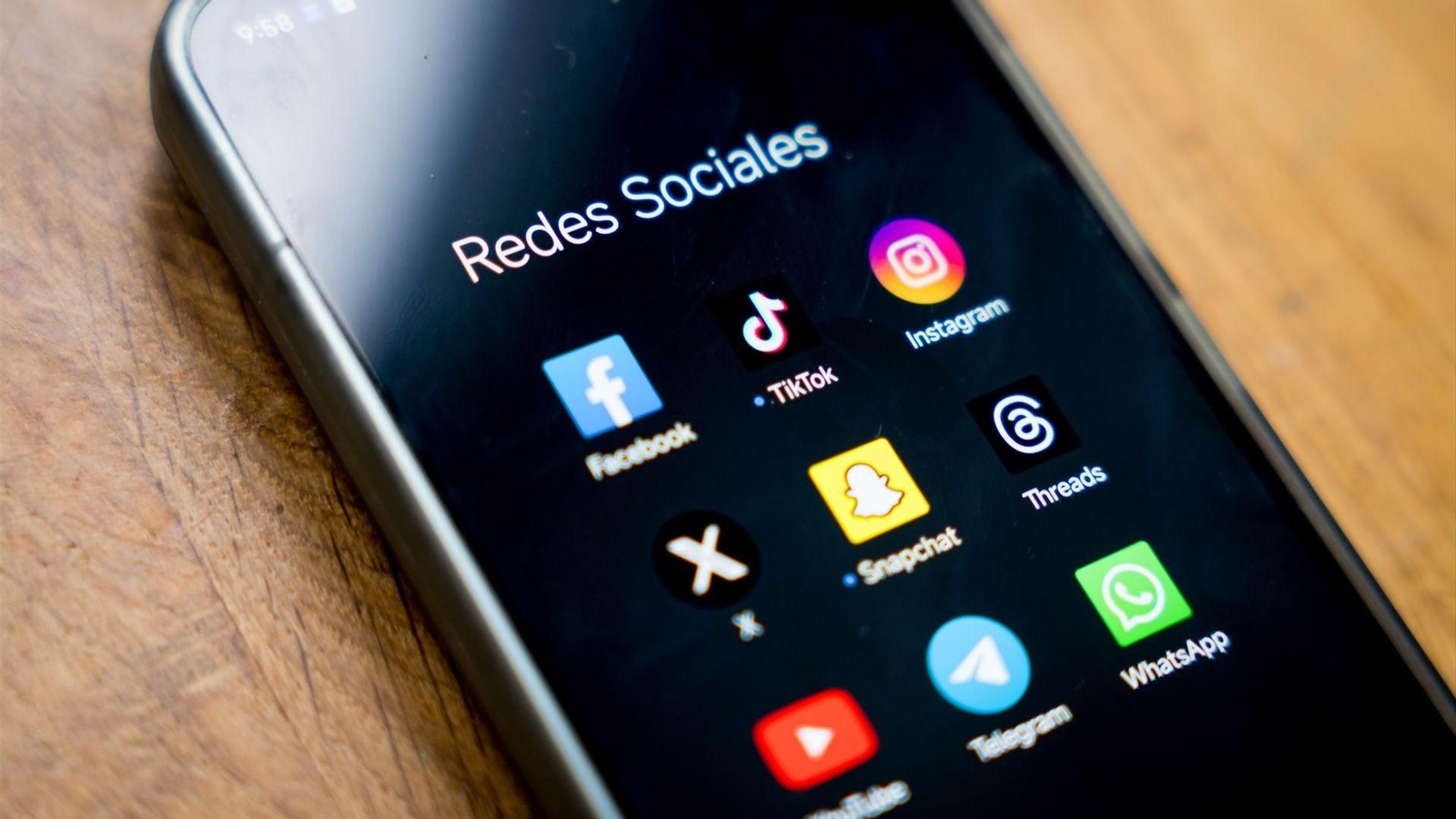 El Reino Unido prohíbe el acceso a redes sociales a menores de 16 años con una ley que afectará a plataformas como TikTok, Instagram o YouTube.