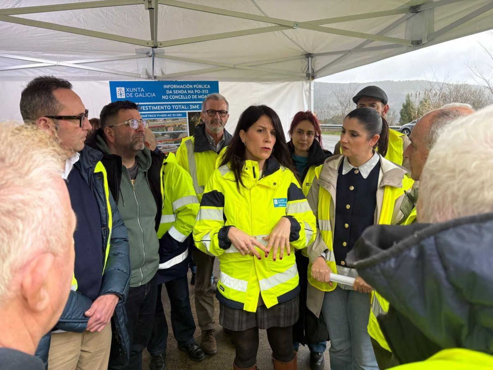 Conselleira y alcaldesa, ayer en Broullón, con los vecinos tras la presentación del proyecto.