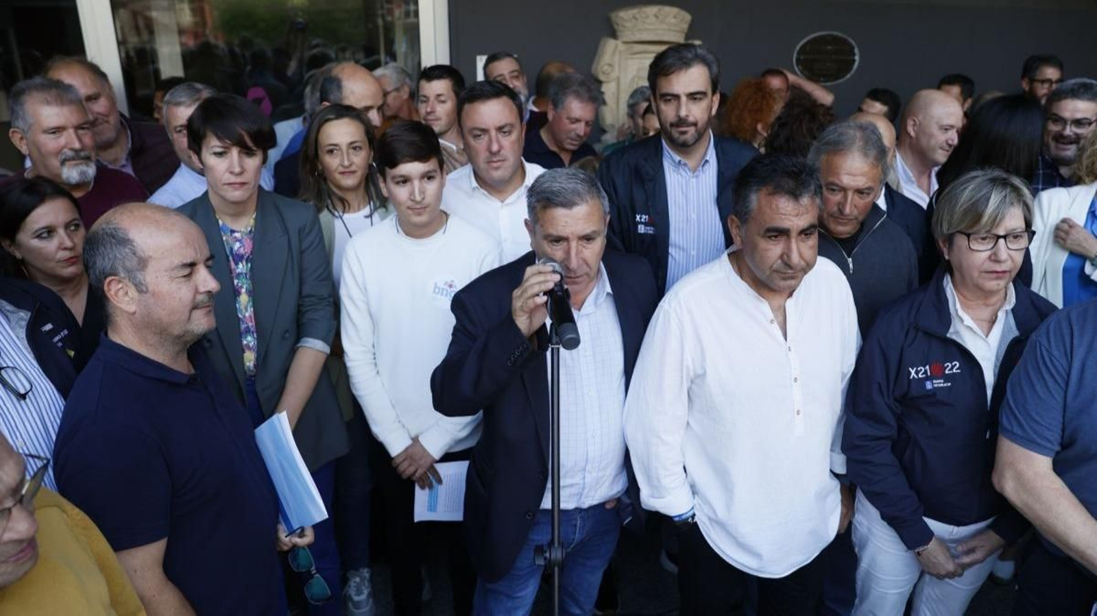 Rosa Quintana (d.), con otros representantes políticos en la manifestación del sábado en Ribeira.