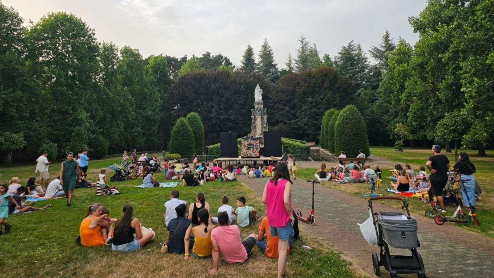 Espectáculo en el Parque Municipal de O Carballiño.