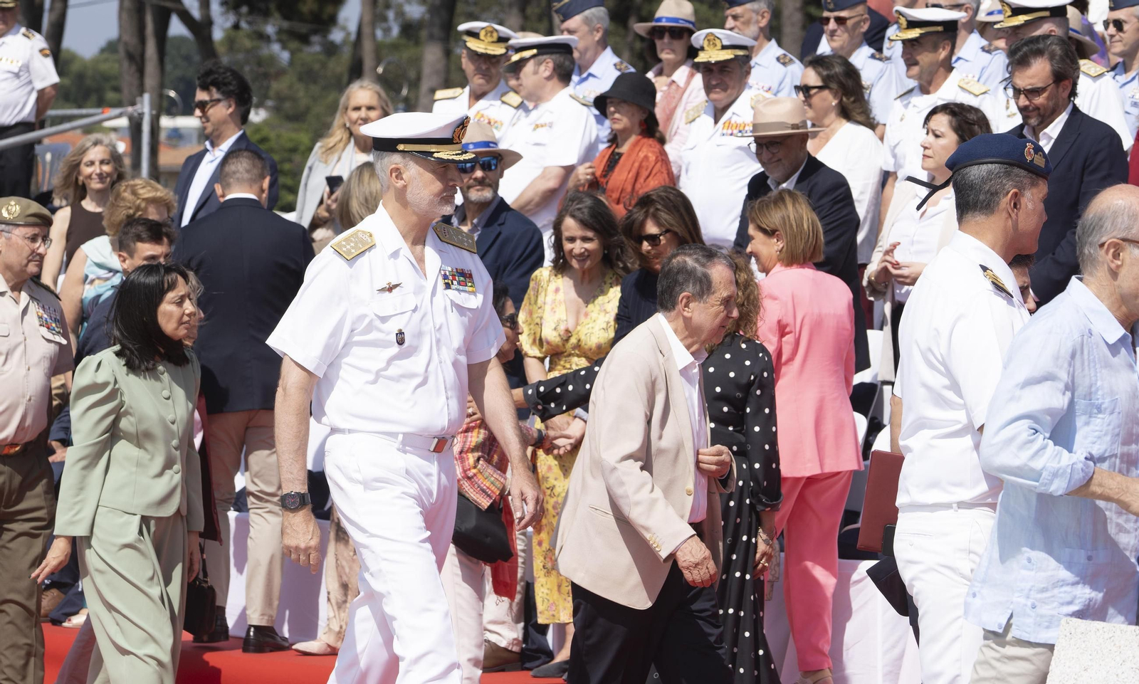 Galería | Felipe VI participa en la revista naval y presencia la exhibición de militares en Samil