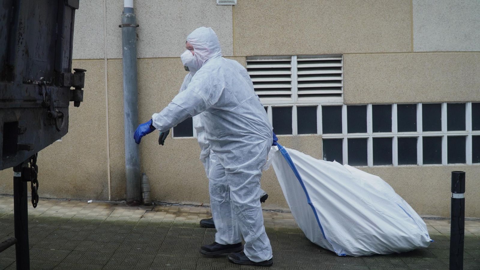 La basura acumulada por un hombre ha impedido sacar su cadáver tras fallecer en su vivienda de Oleiros