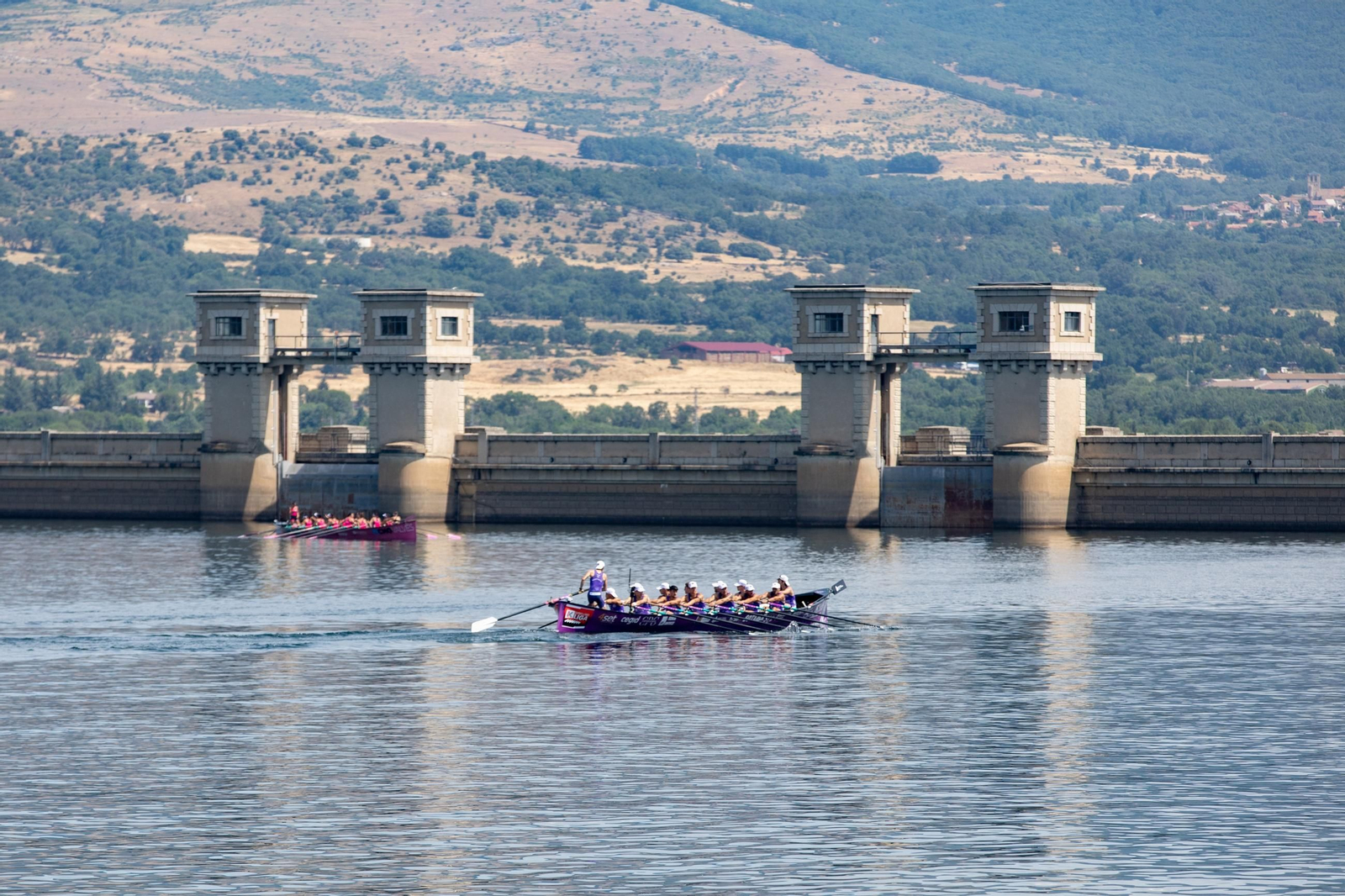 El embalse de Rosequillo en el norte de Madrid acogió ayer la apertura de la Liga ACT y de la Liga Euskotren de traineras.