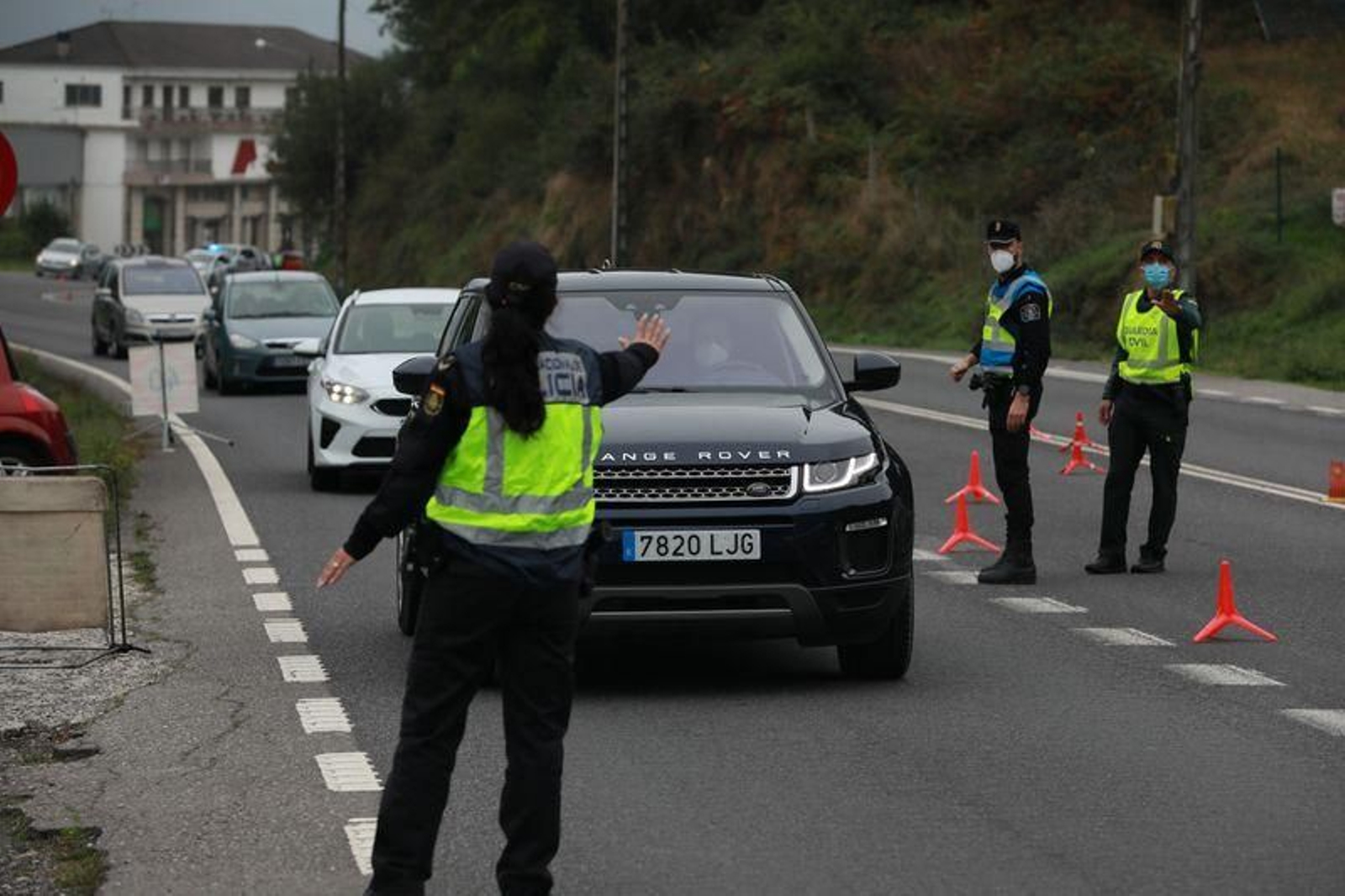Controles de movilidad ayer en la carretera de Santiago (JOSÉ PAZ).