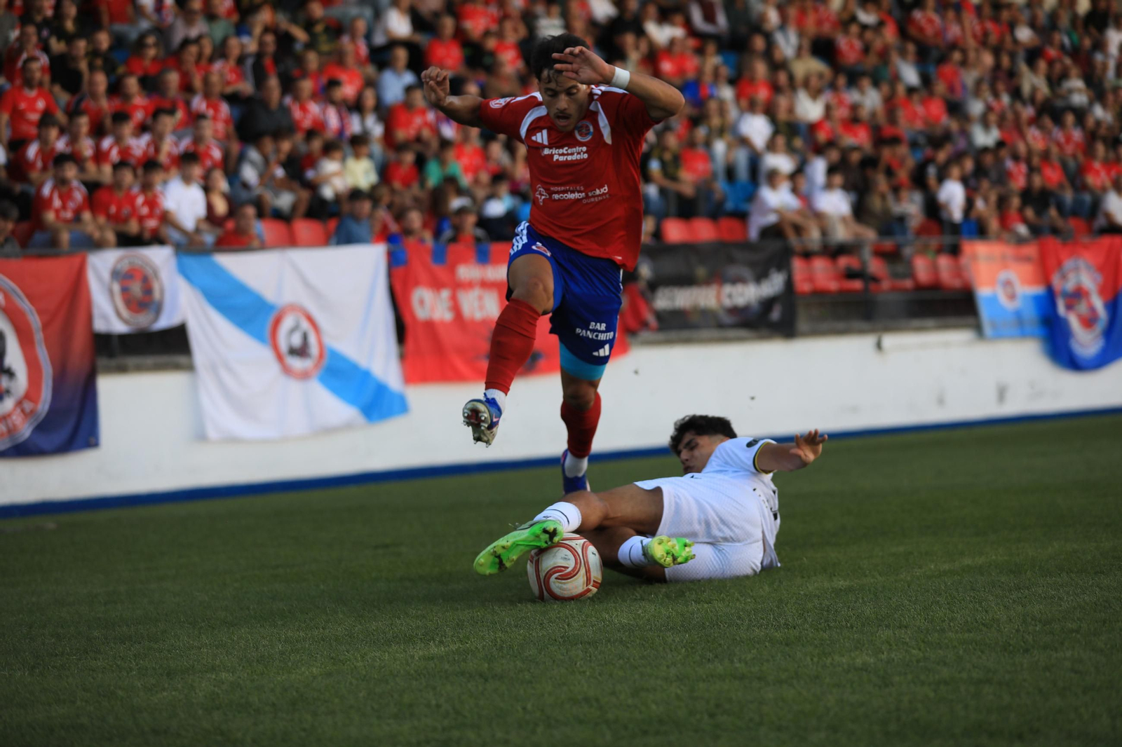 Galería | O Couto vibra con la primera victoria de la UD Ourense