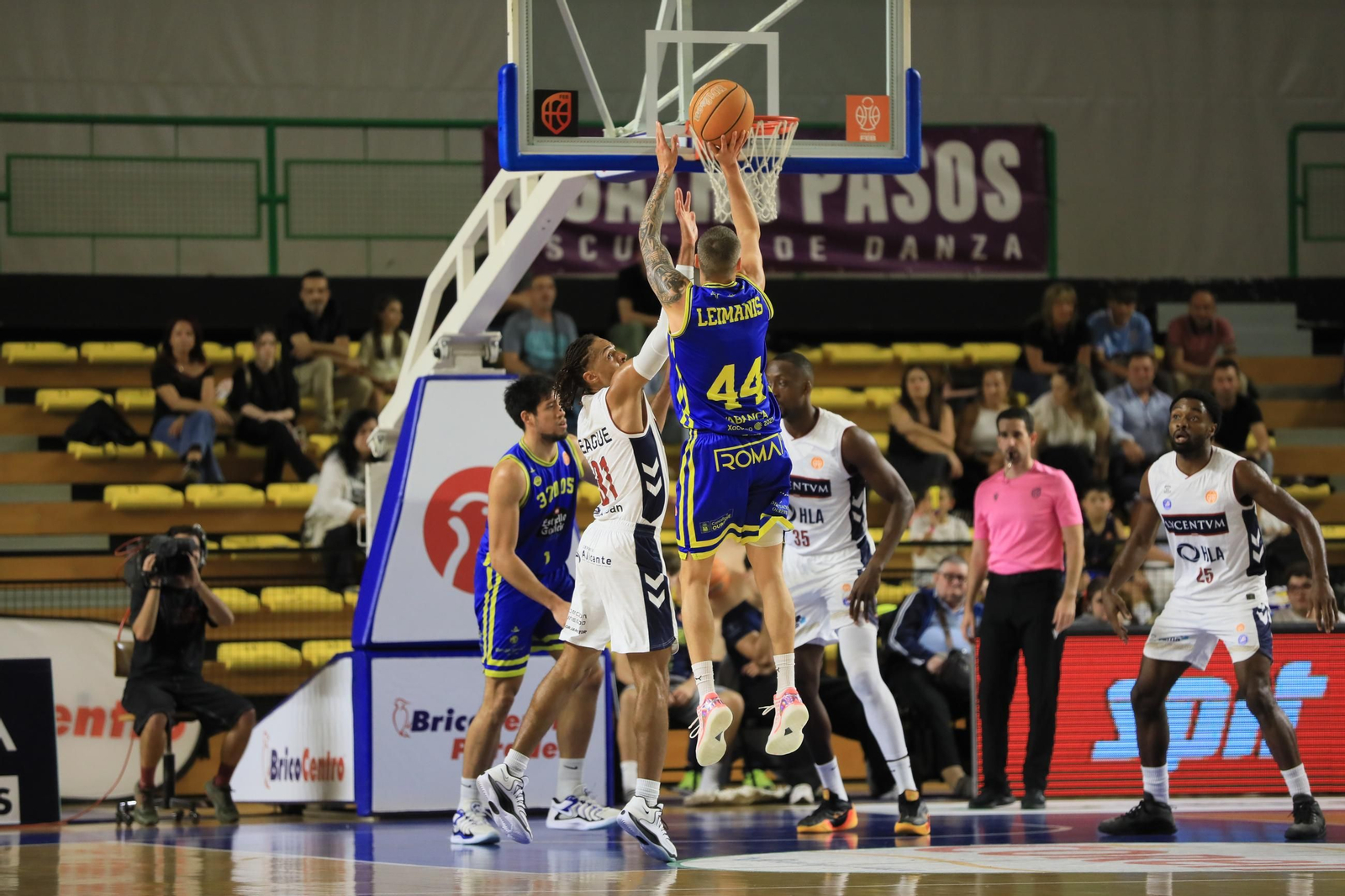 Galería | Noche triste en el Pazo con la derrota del COB ante el Alicante (79-83)