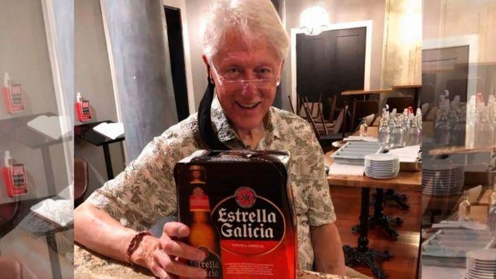 Bill Clinton, con un pack de cervezas Estrella Galicia.