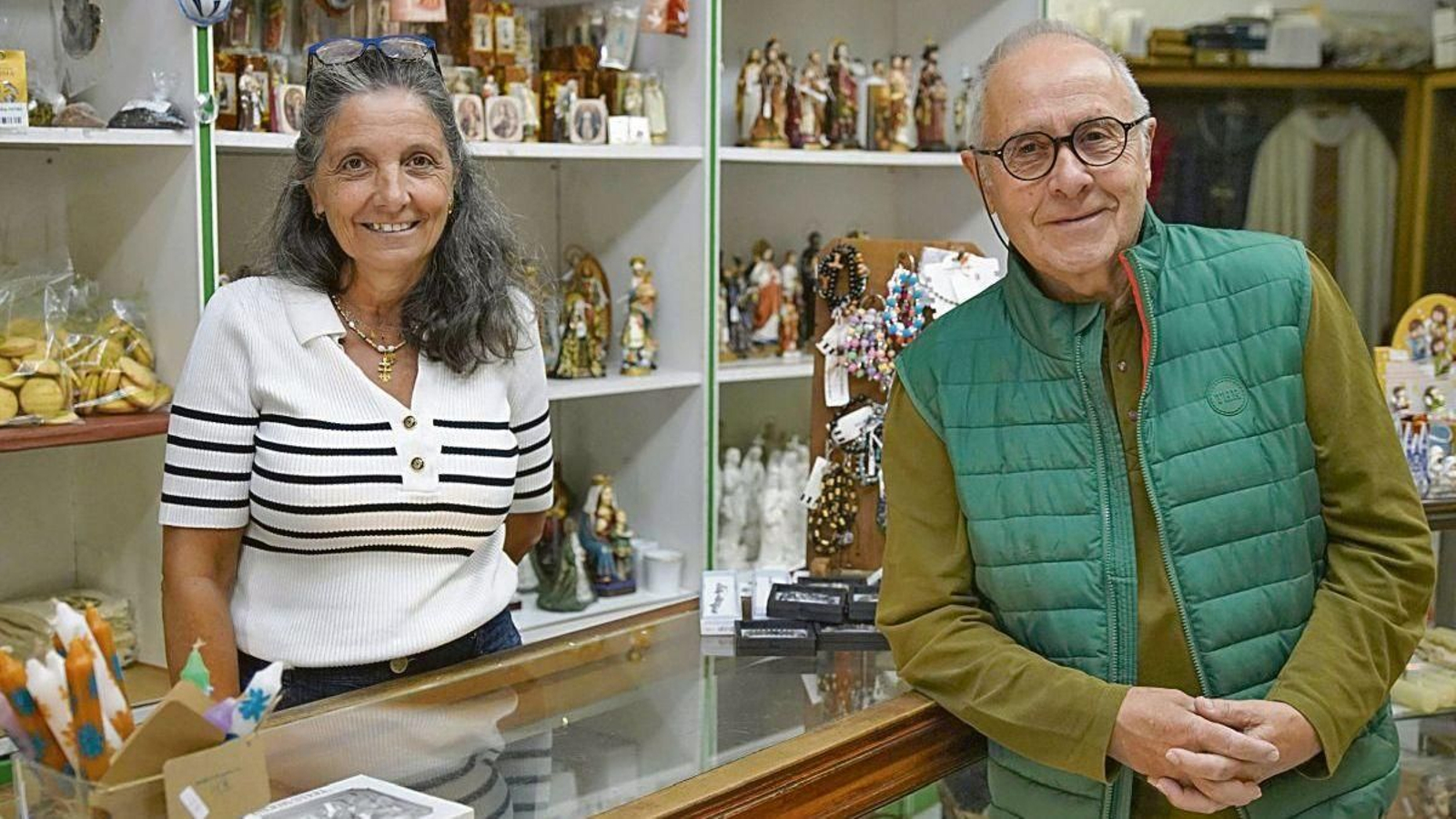 Jesús Campos, fundador de Abadía de Campos y Reyes con los artículos religiosos del establecimiento.