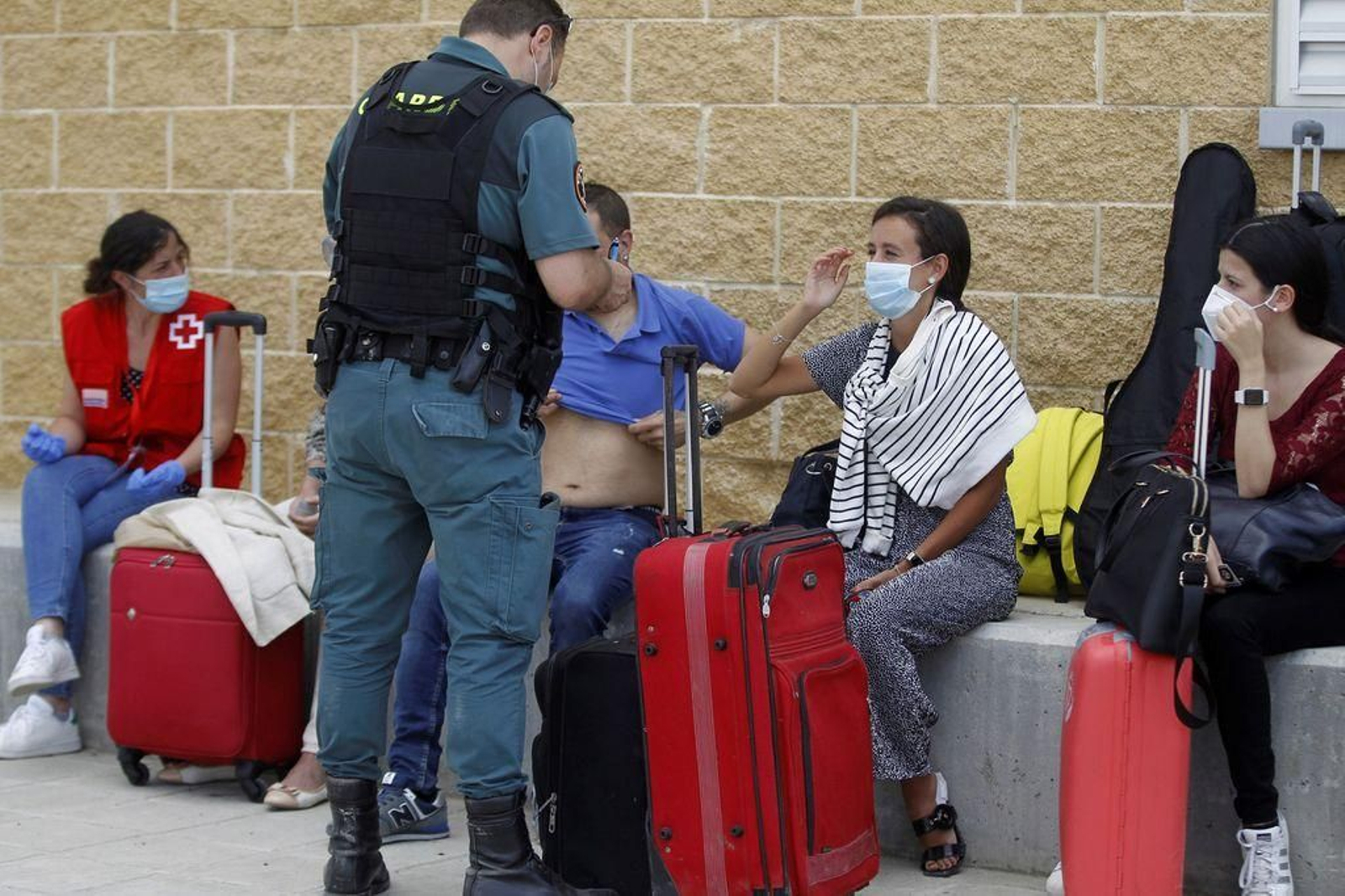 Pasajeros a la espera de su traslado hasta Madrid, durante la tarde de ayer.