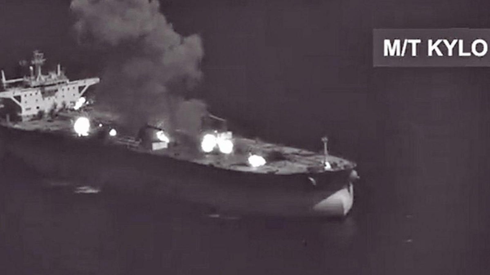 Uno de los petroleros atacados por EEUU con fuego en varios puntos de la cubierta.