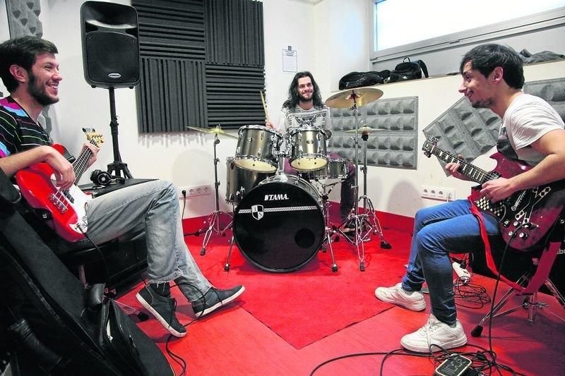 Muchos jóvenes desarrollan su talento músical en el Espazo Lusquiños de la ciudad. (JOSÉ PAZ)