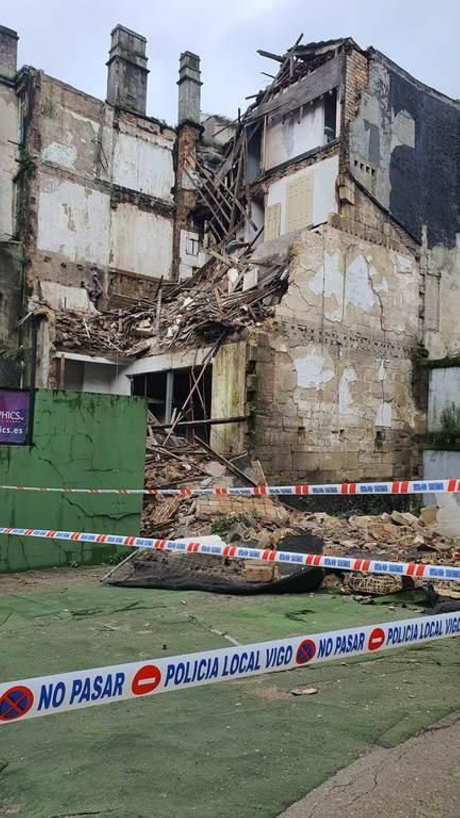 Se derrumba un edificio en el centro de Vigo _ JV Landin 6