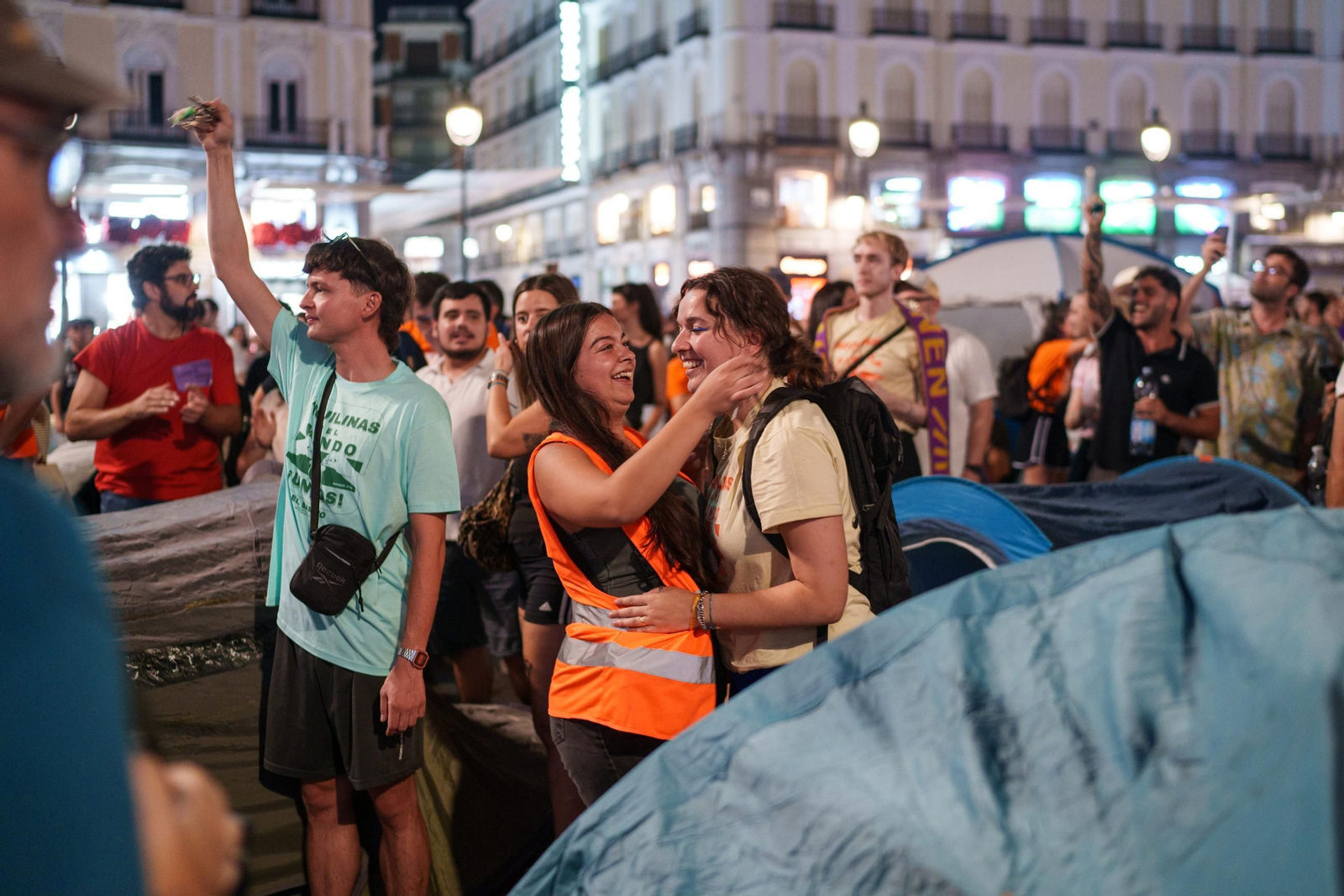 EuropaPress_7802900_centenares_personas_comienzan_acampada_improvisada_puerta_sol_manifestacion
