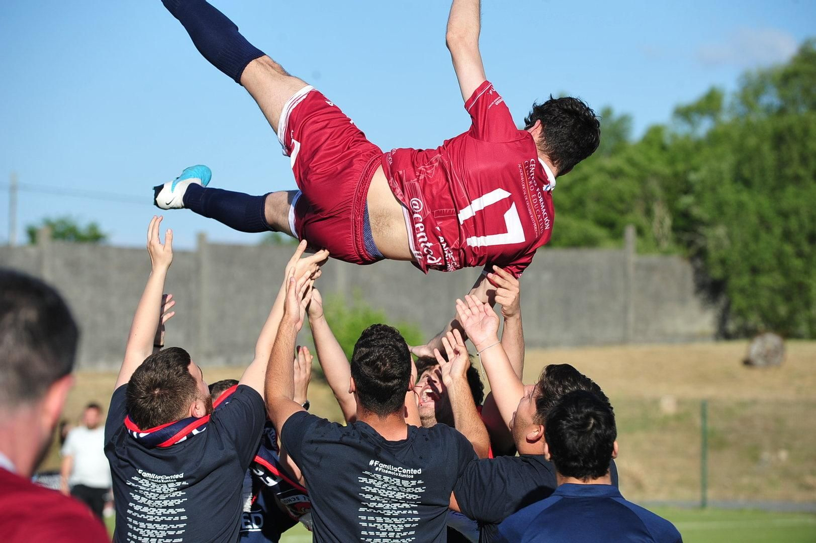 Jugadores del Cented lanzando a un compañero para celebrar la victoria.