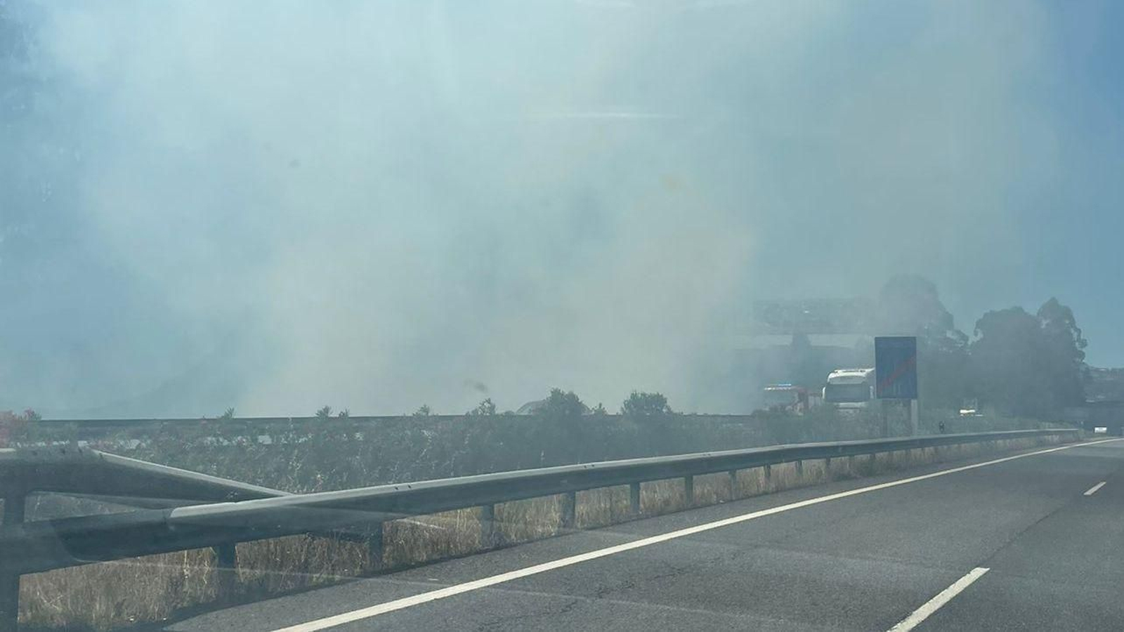 El humo desde la carretera A-52 dirección Vigo.