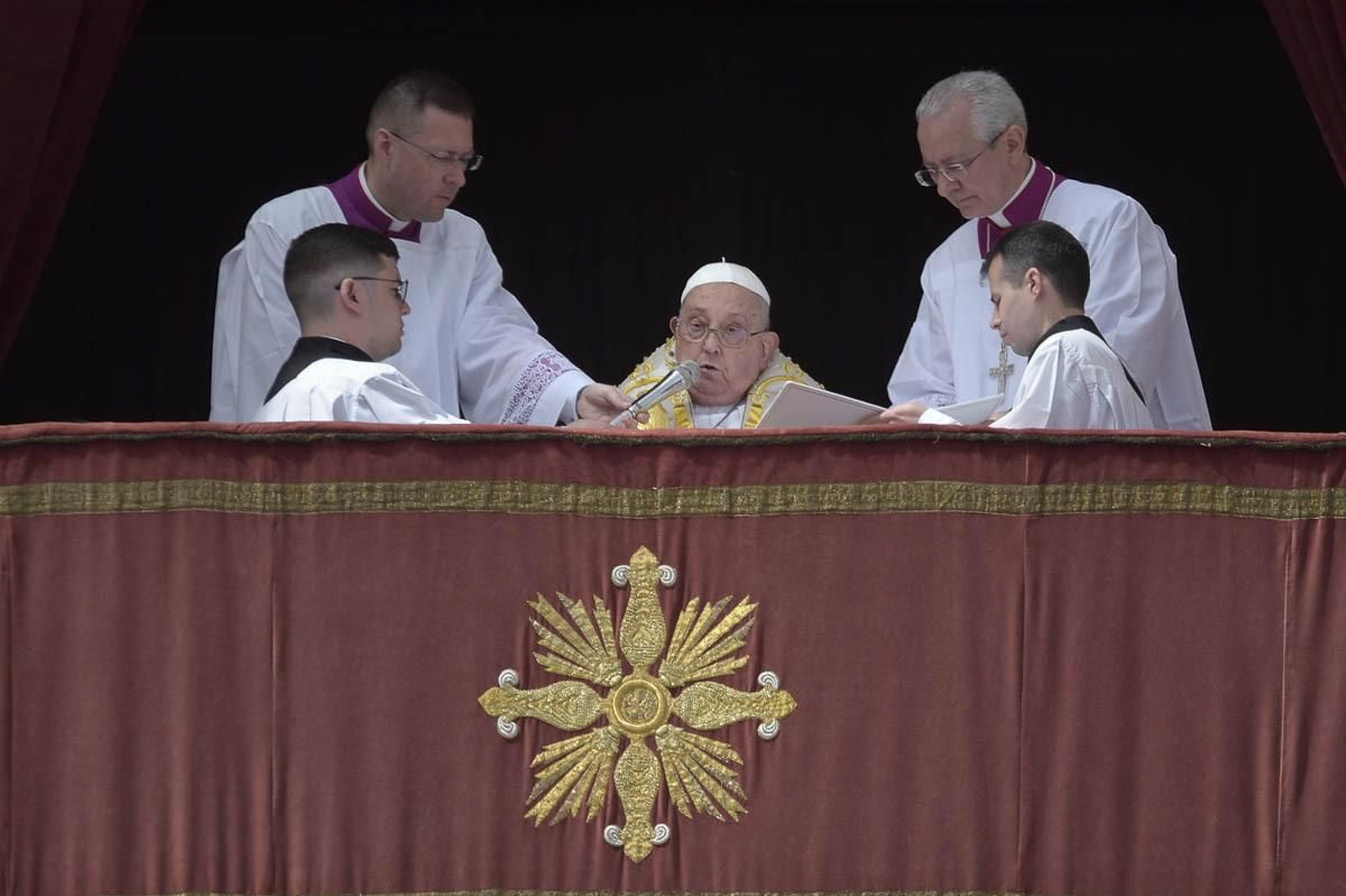 El papa Francisco durante la impartición de la bendición 'Urbi et Orbi'