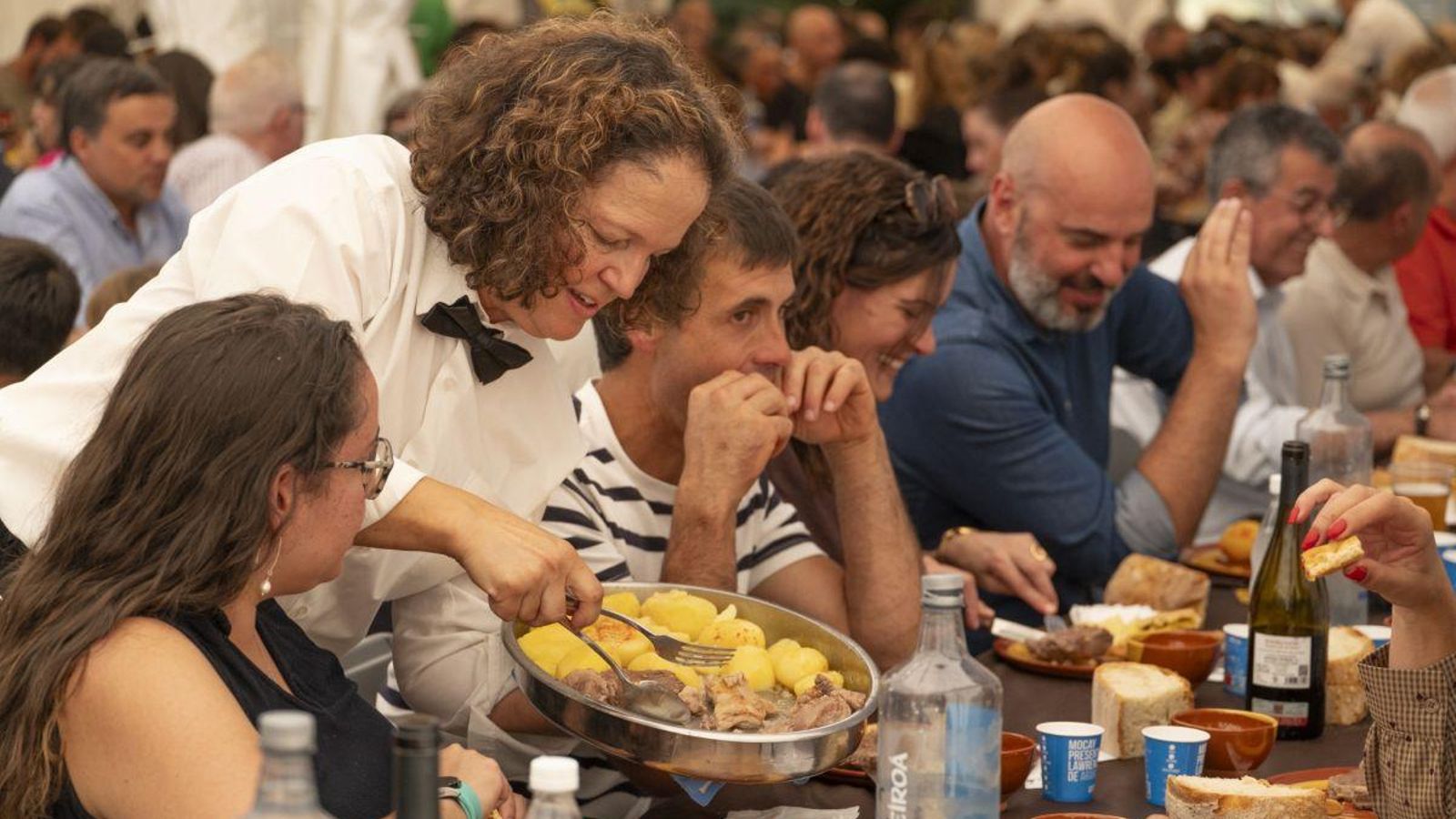 Los comensales disfrutando de la “carne ó caldeiro”.