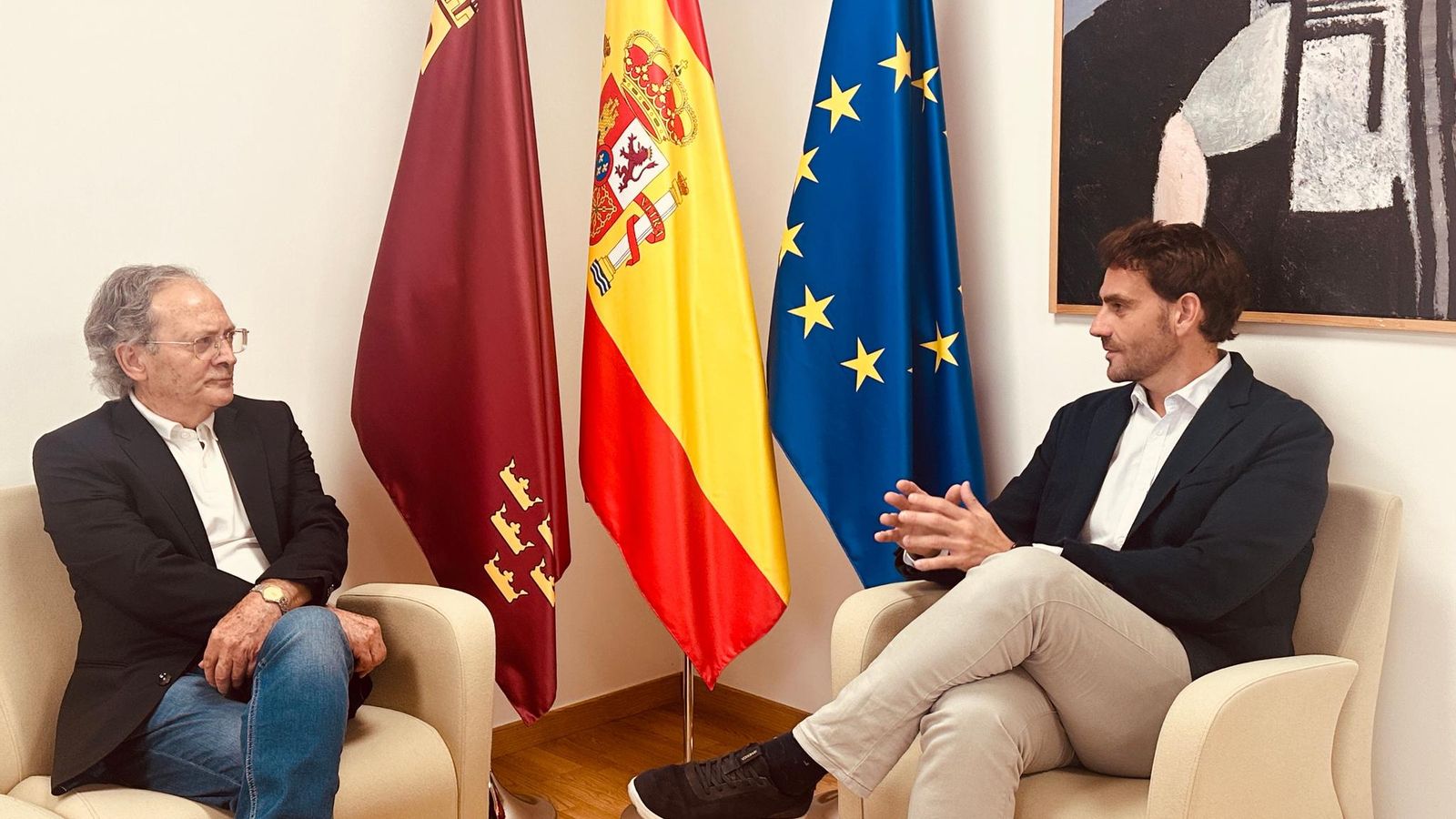 Reunión del director general de Acción Exterior y Cooperación, Juan José Almela, y el responsable de La Nacional, Antonio Morales