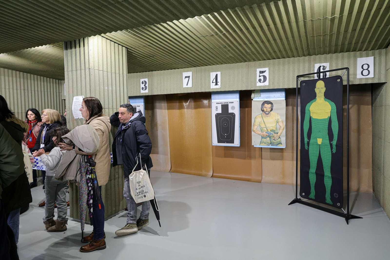 Galería | Niños y mayores descubren el trabajo de la Policía Local de Vigo