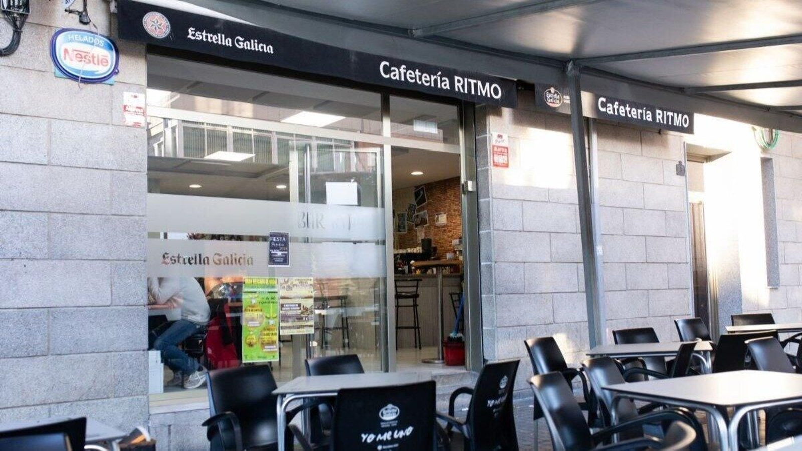 El Café Bar Ritmo dispone de terraza en la calle Roi Páez. | Foto: Sandra Iglesias