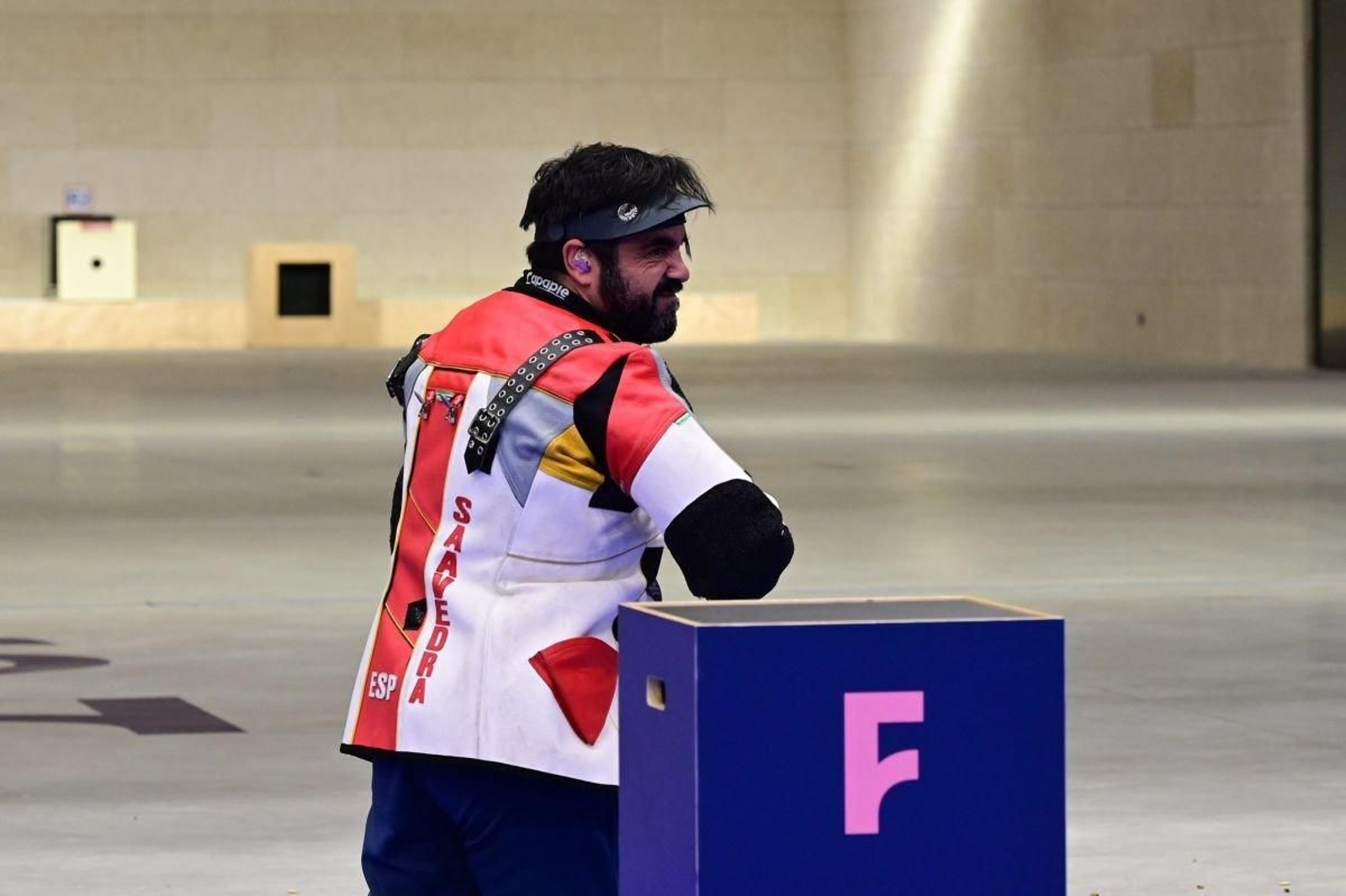 El tirador vigués mira con cara de circunstancias a su entrenador debido al lastre que padeció con la rotura del enganche de la carabina.