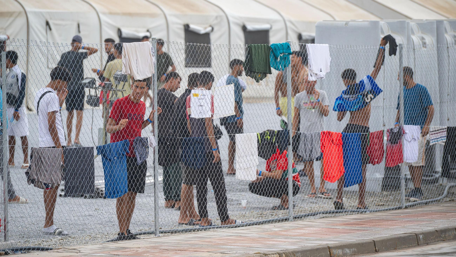 Migrantes se instalan en el centro de acogida de Los Rosales, en Ceuta