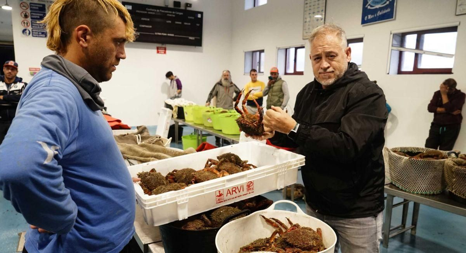 La subasta de las primeras centollas de la campaña, ayer en la lonja de Cangas.