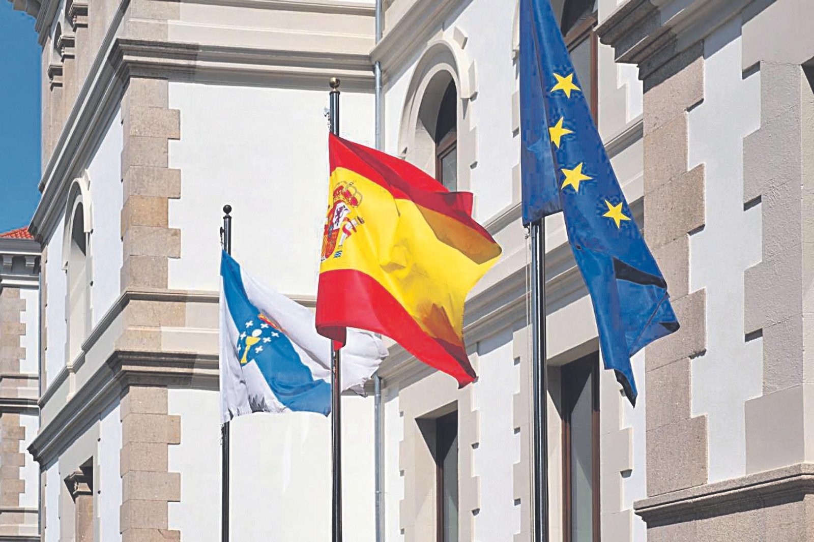 Banderas de Galicia, España y la Ue, en San Caetano.