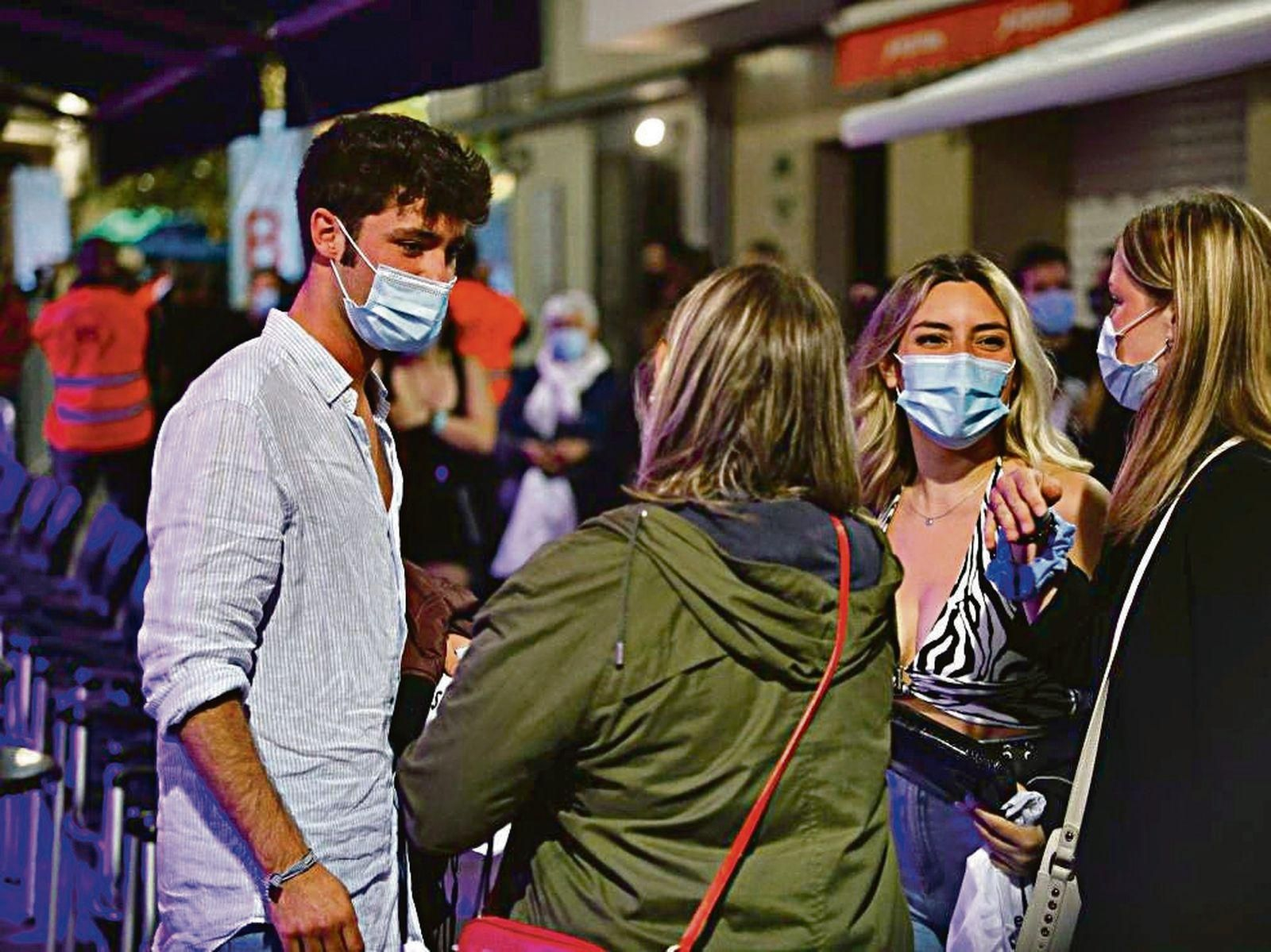 algunaspersonasjovenesenlacalleconmascarilla_resultado