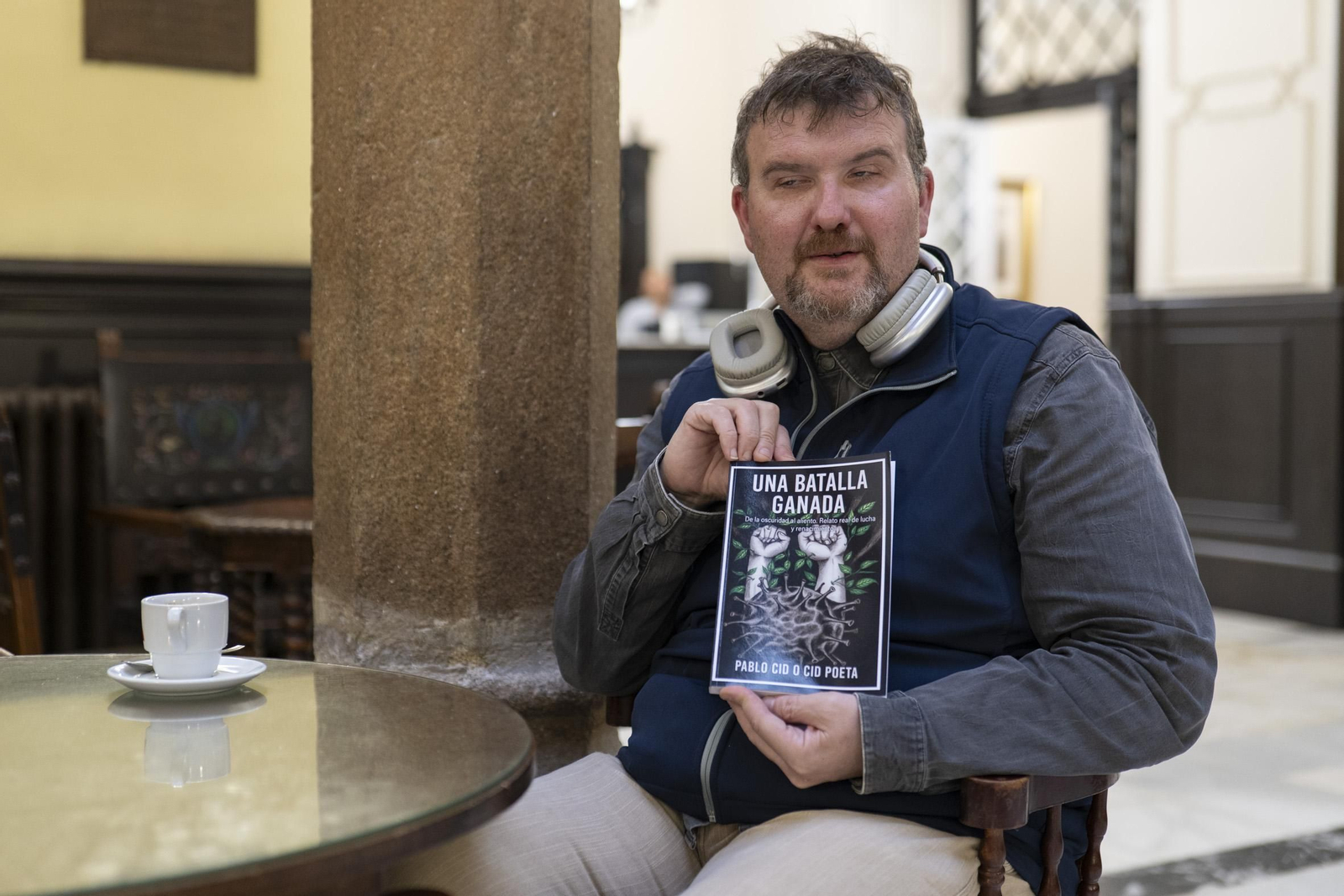 Pablo Cid en la planta baja del Liceo, sitio en que será presentado su libro dentro de nueve días.
