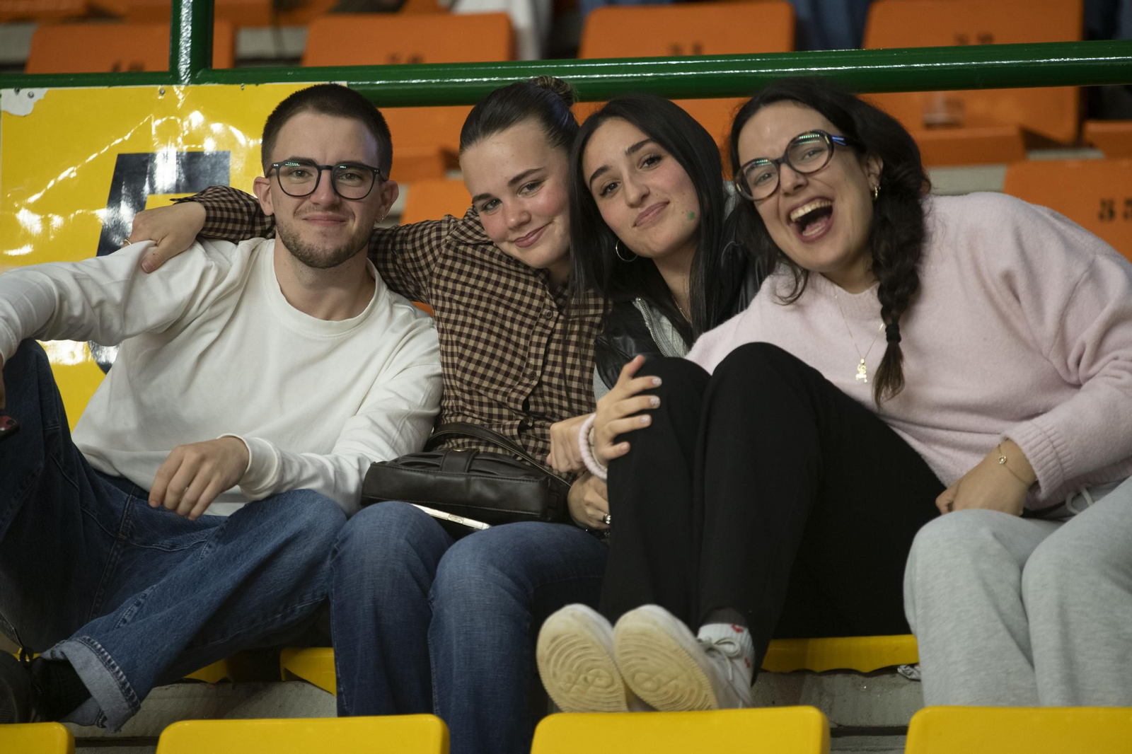 Galería | El Pazo aplaudió a un COB que lo dejó todo ante el Palencia