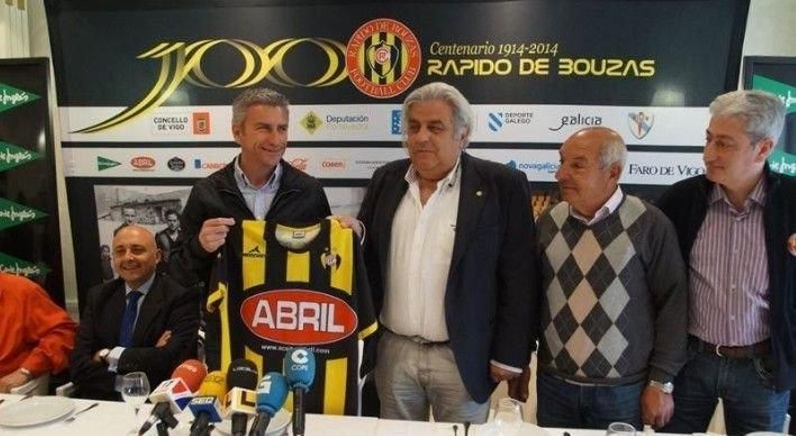 Seoane (en el centro con camisa blanca), presidente del Rápido, se enfrenta a una moción de censura.