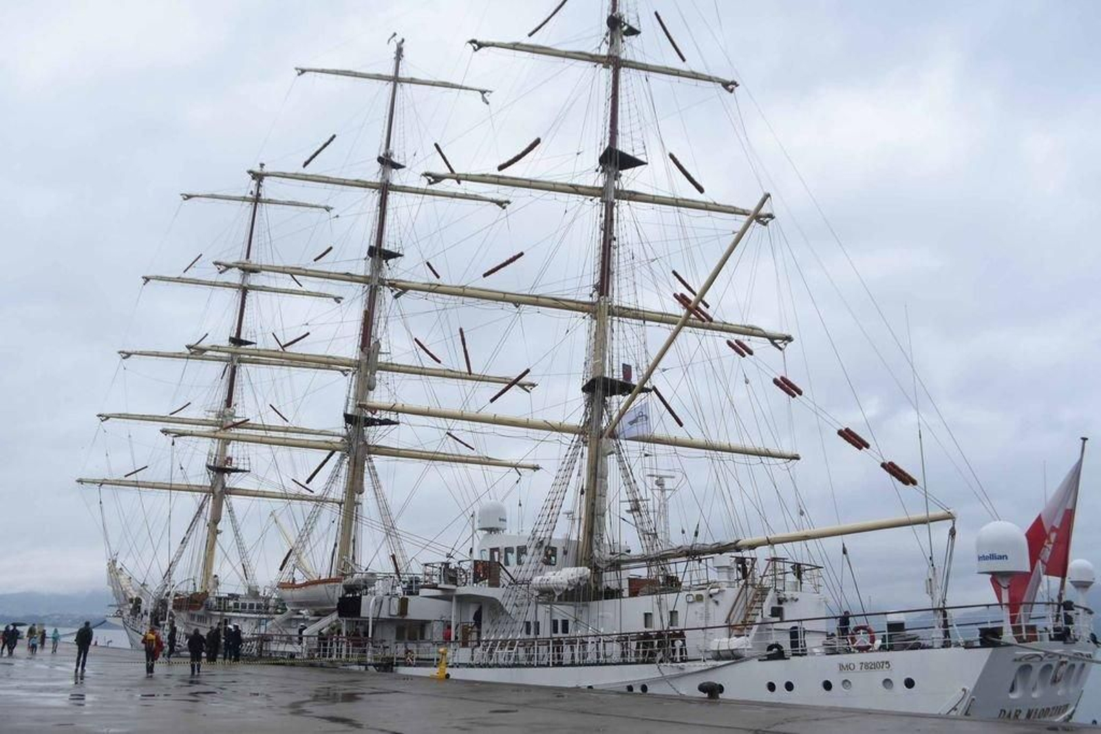 La fragata polaca lleva a 140 alumnos holandeses de la Academia Marítima de Amsterdam.