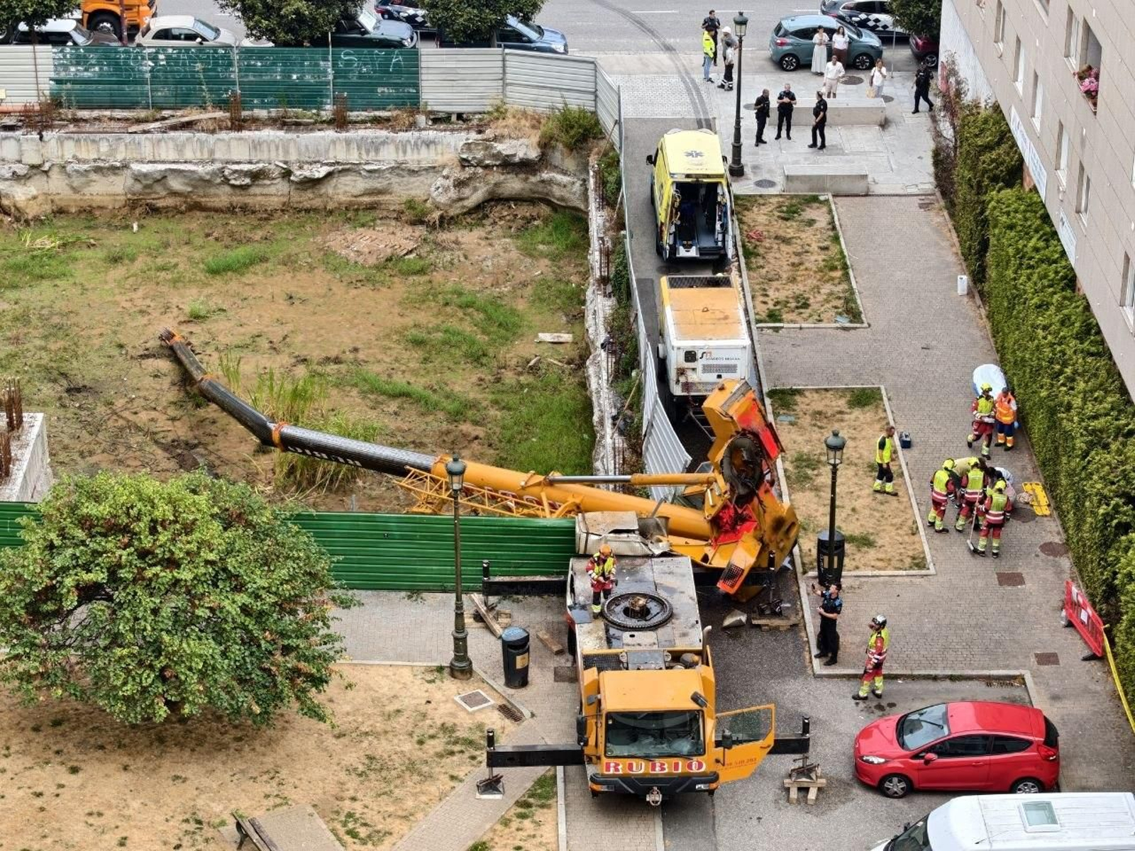Bomberos de Vigo tuvieron que excarcelar al operario de la grúa.