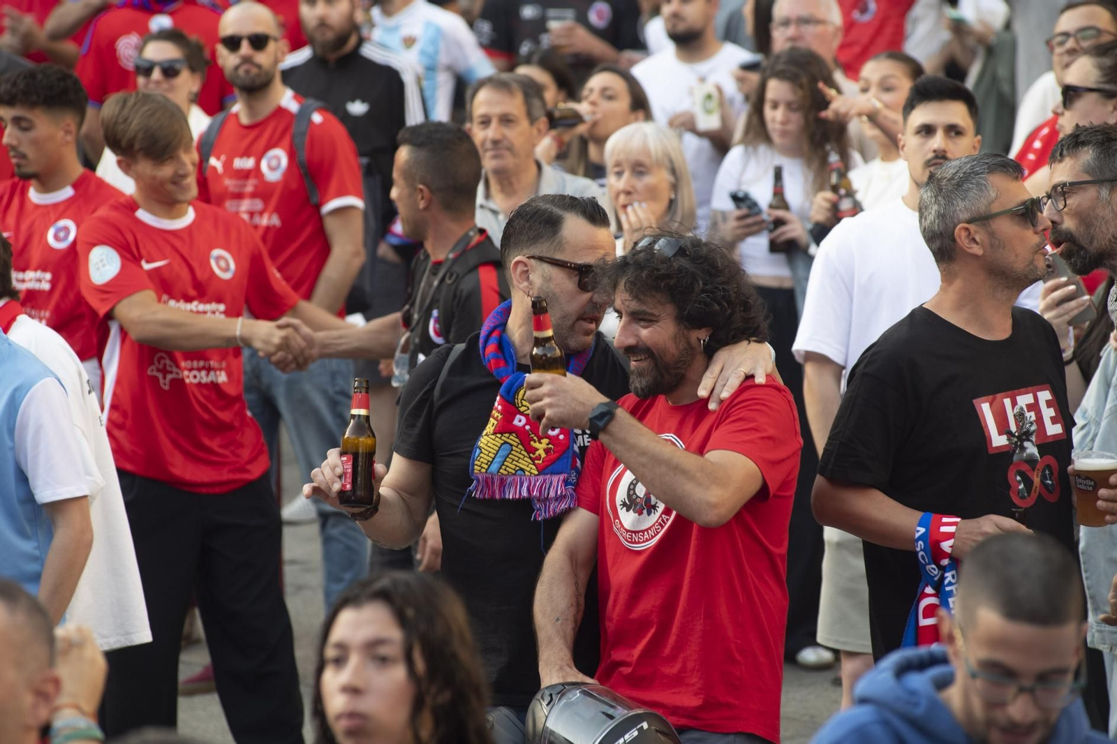 Galería | La aplaudida acogida de los unionistas a la UD Ourense contrasta con la pitada a Jácome en la Plaza Mayor, en fotos