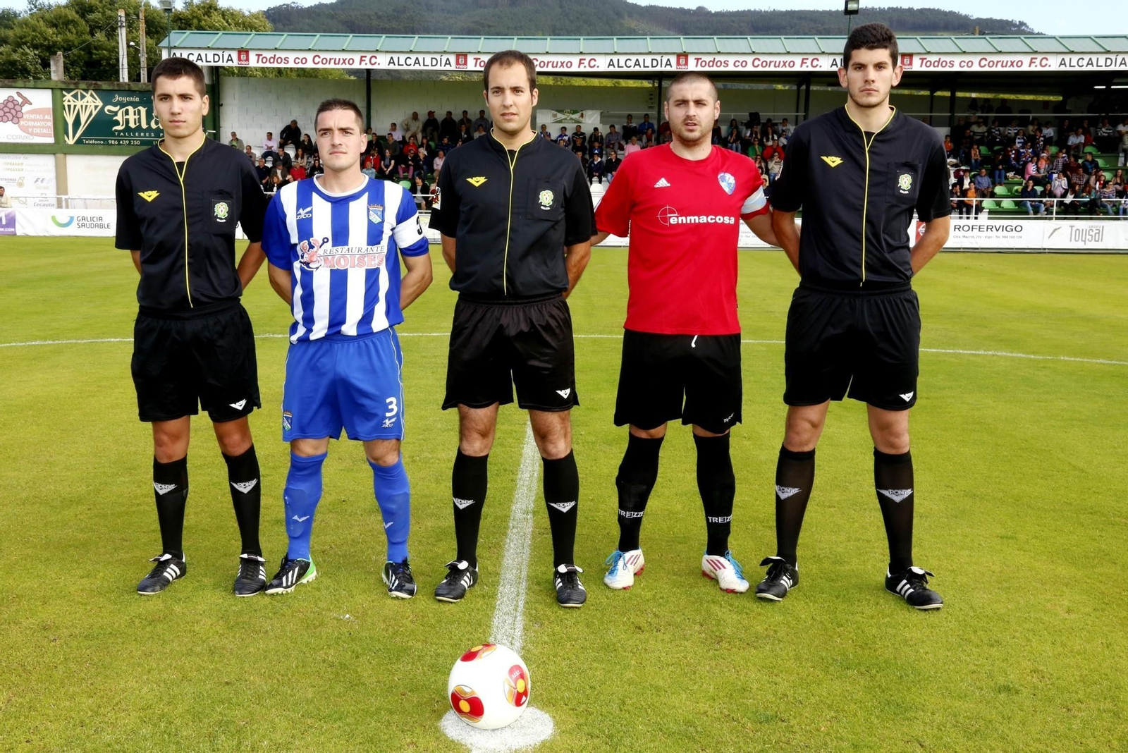 Fran Soto, en el centro, como colegiado en la final de la Copa Diputación de 2015.