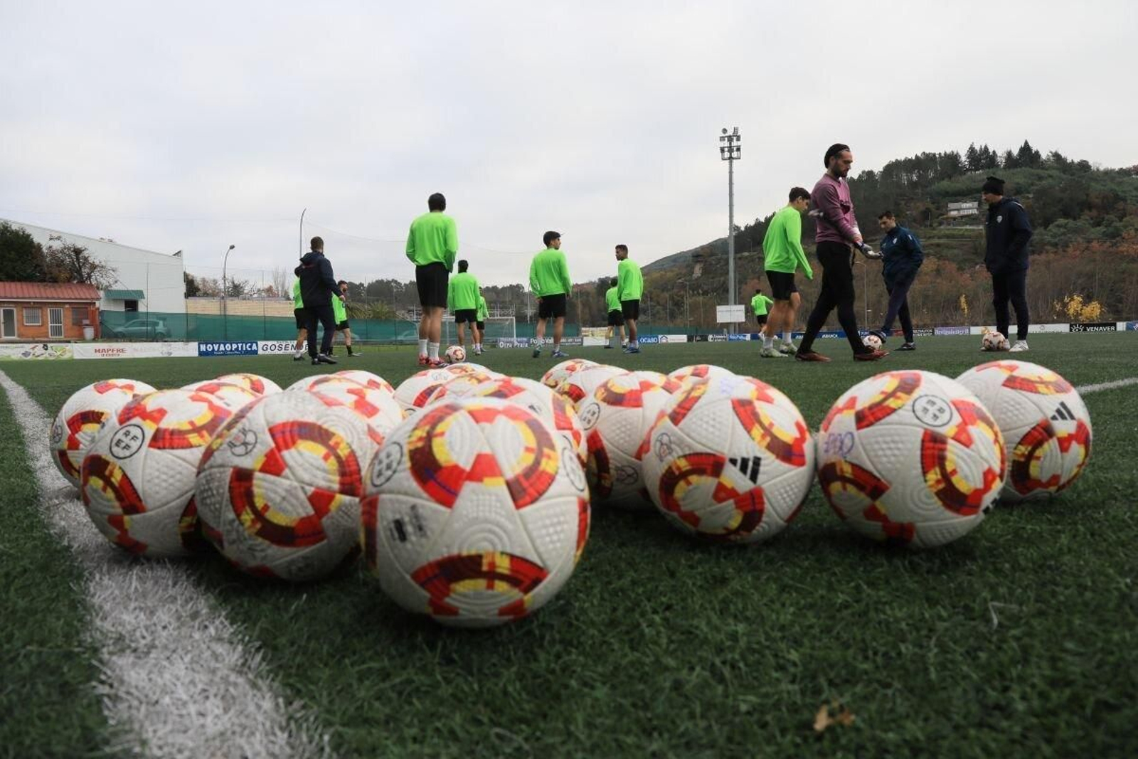 Los jugadores del Ourense, preparados para comenzar un entrenamiento previo al partido de Copa (Foto: José Paz).