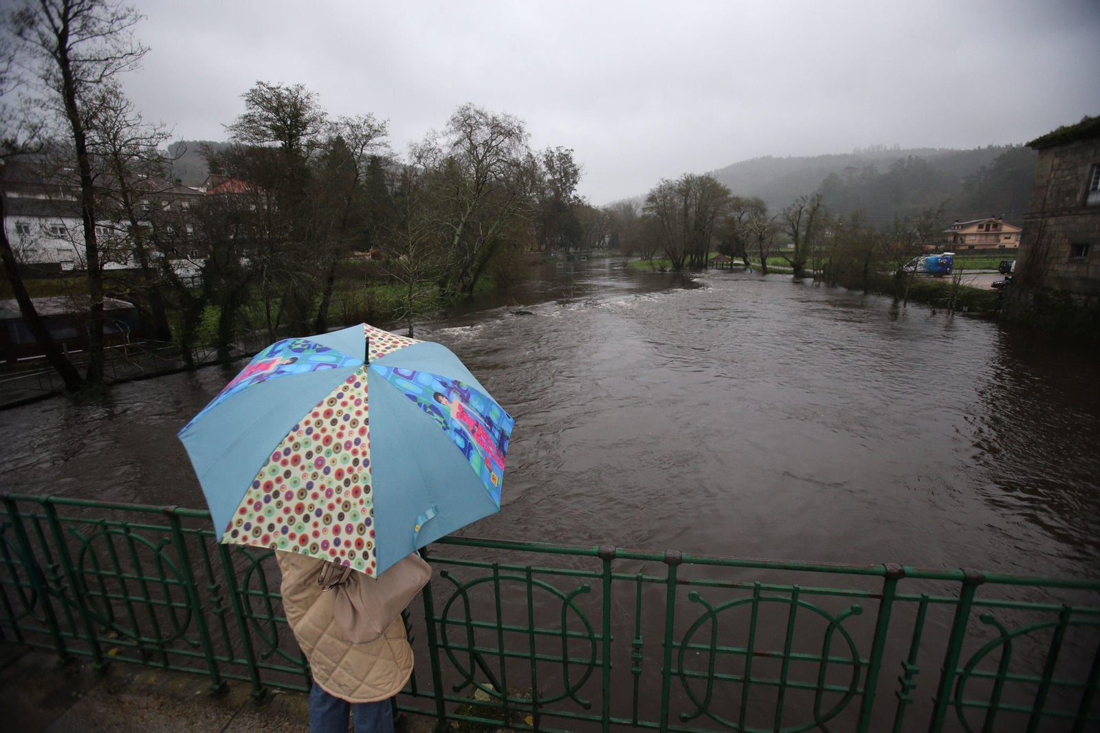 Sube el nivel de agua del río Umia a su paso por Caldas de Reis  // Alberte