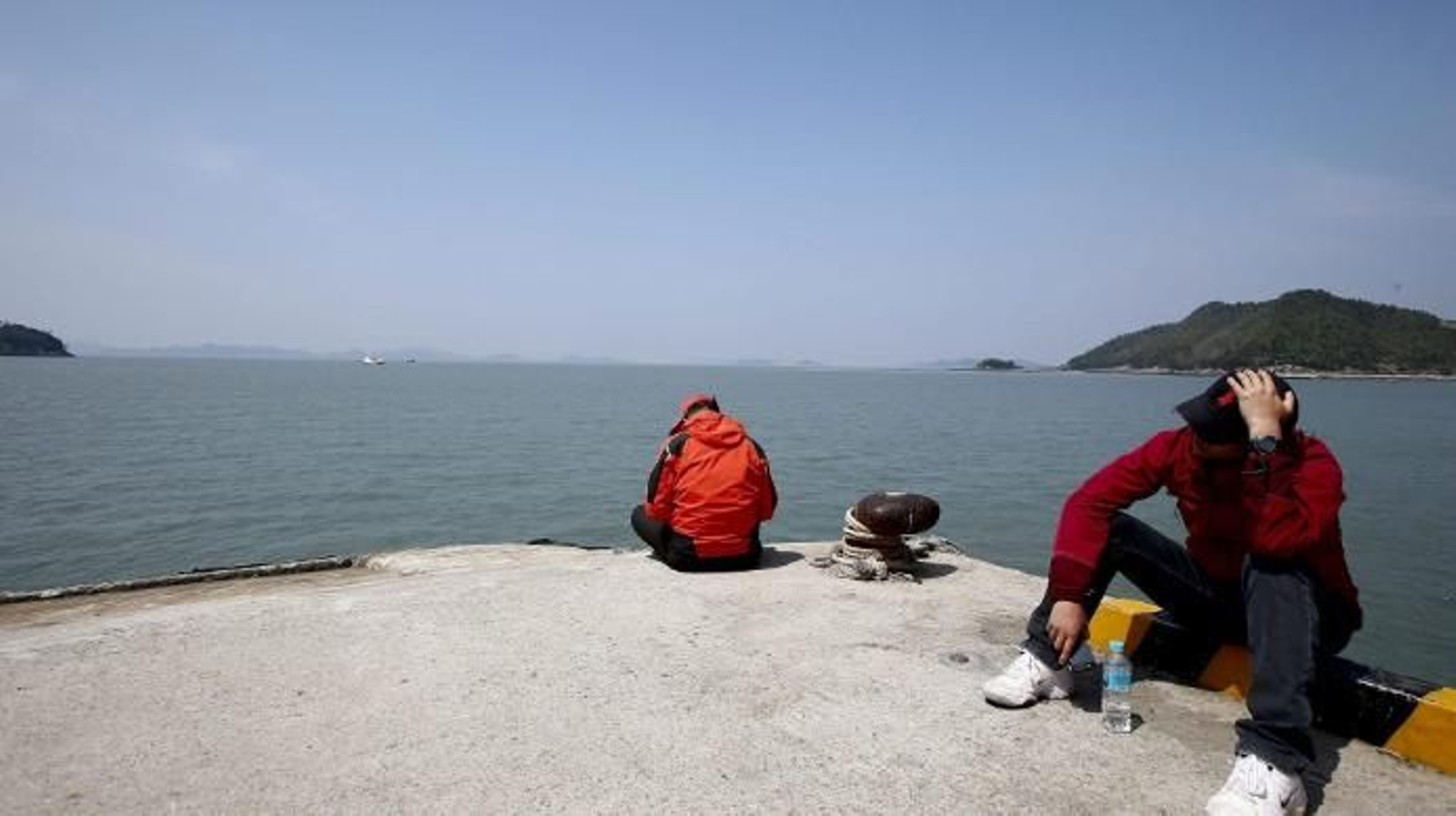 Familiares de los pasajeros desaparecidos esperan noticias en el puerto de Jindo (EFE)