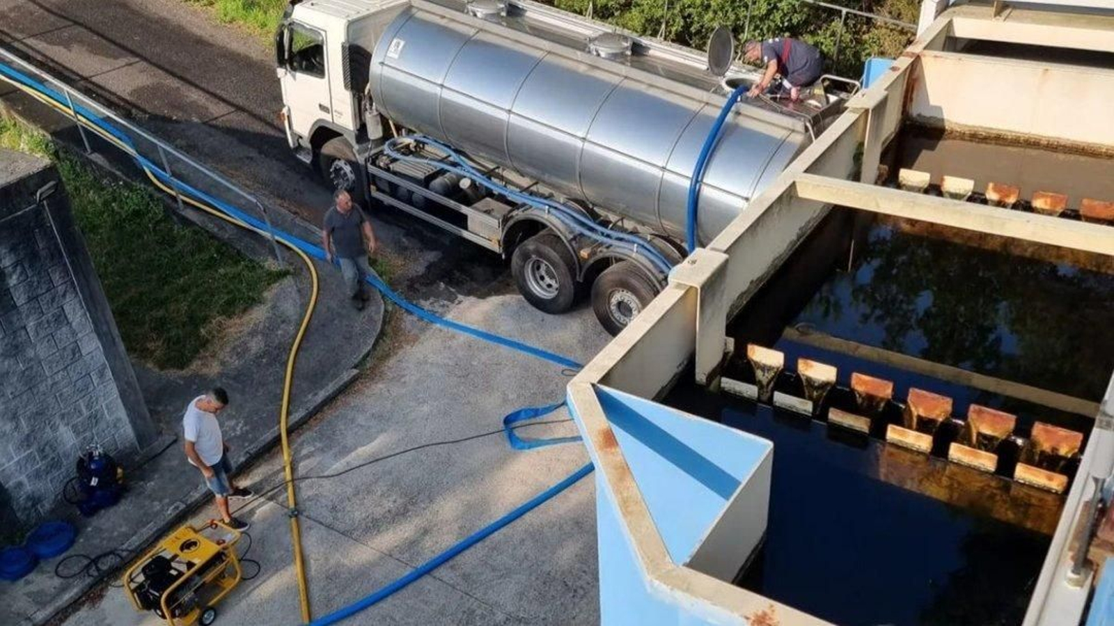 Llenando el depósito con cisternas, en el año 2022.